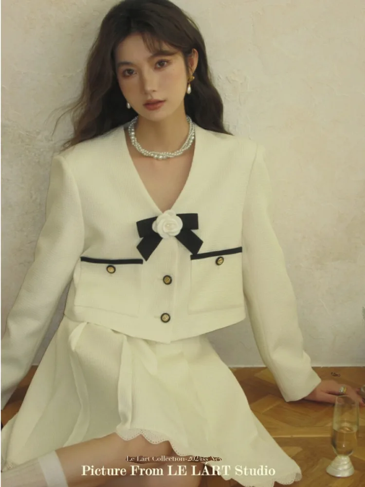 Рисунок 2 - Короткий Блейзер и юбка BJTZ с V-образным вырезом