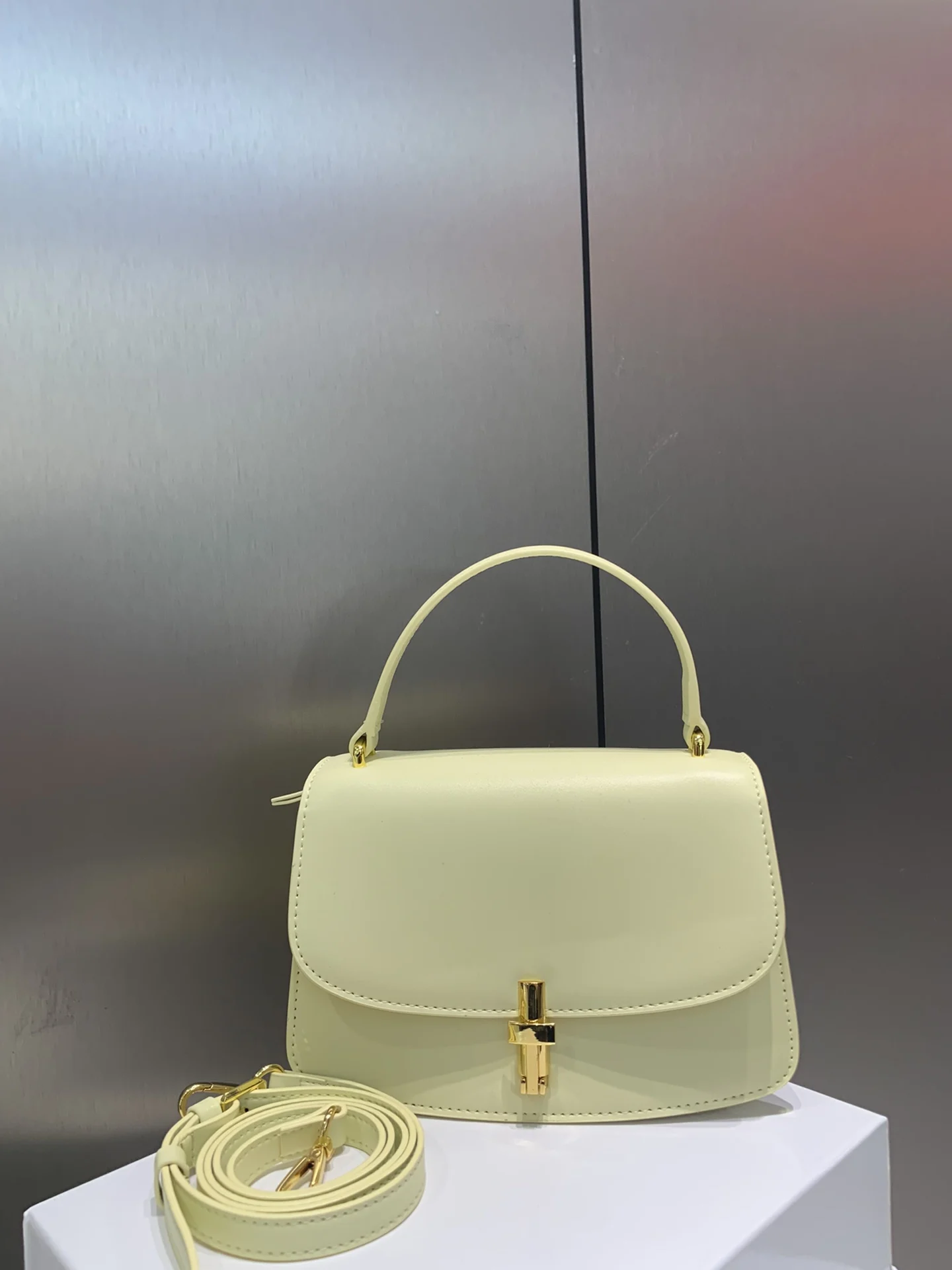 

The Luxury Designer Cowhide Bag Female T-shaped Metal Buckle Flap Bag Fashion Handbag Elegant Retro Women Ro Handbag For Female