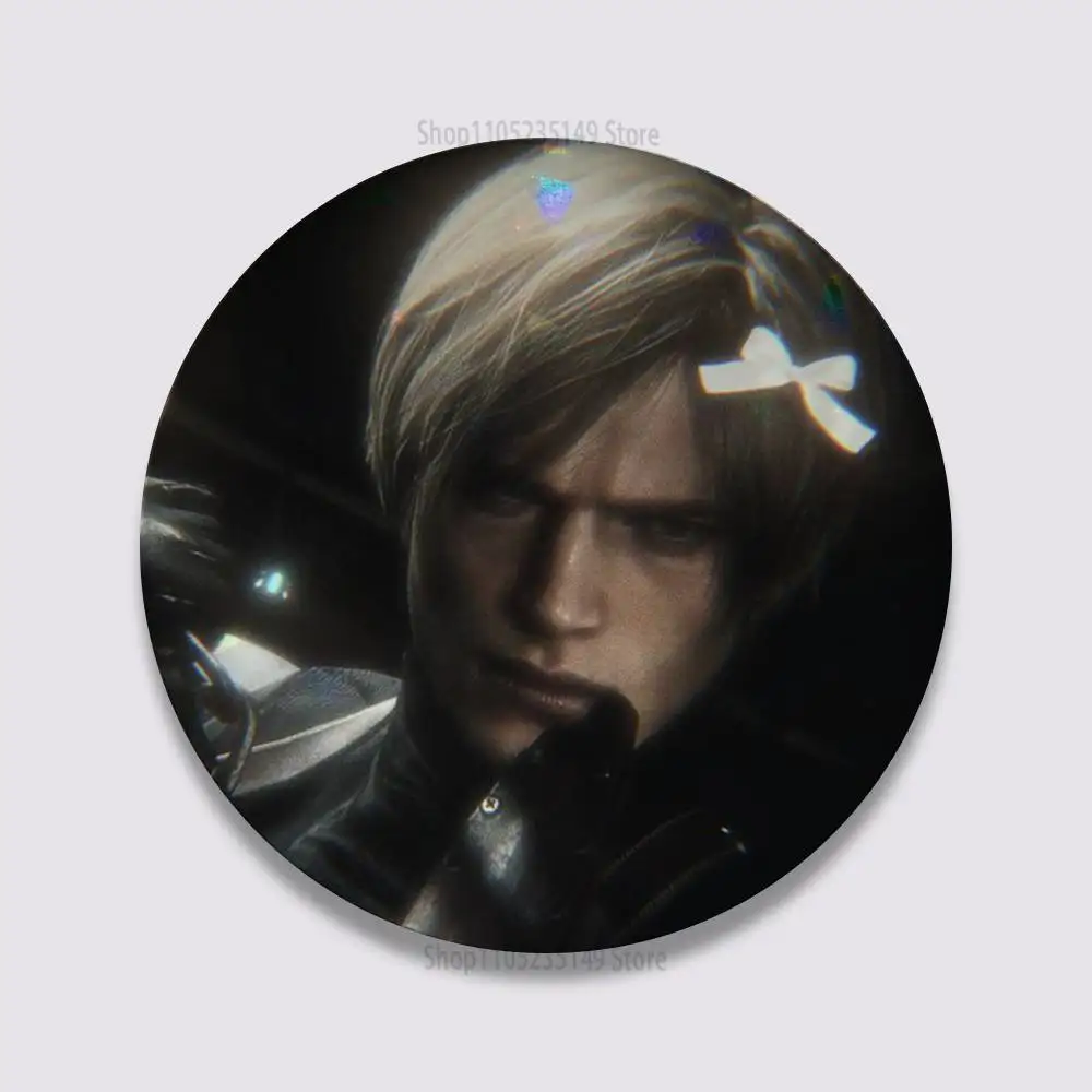 L-Leon Kennedy 58 mm Weißblech-Münzabzeichen, personalisierte handgefertigte runde Broschen, Fototext, grafische Anstecknadeln, Zubehör, Geschenk für Freunde – Detail 12