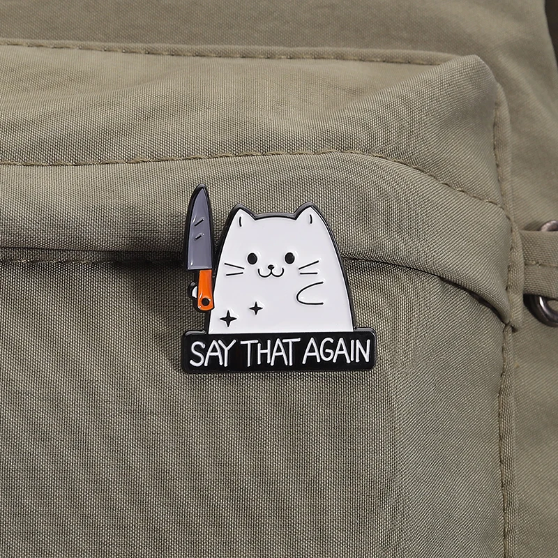 Niedliche Katzen-Emaille-Pins „SAG DAS NOCHMAL“ – Gefahren-Metallbroschen, modische Anstecknadeln, Rucksack- und Kleidungs-Schmuck, Geschenk für Freunde – Detail 11