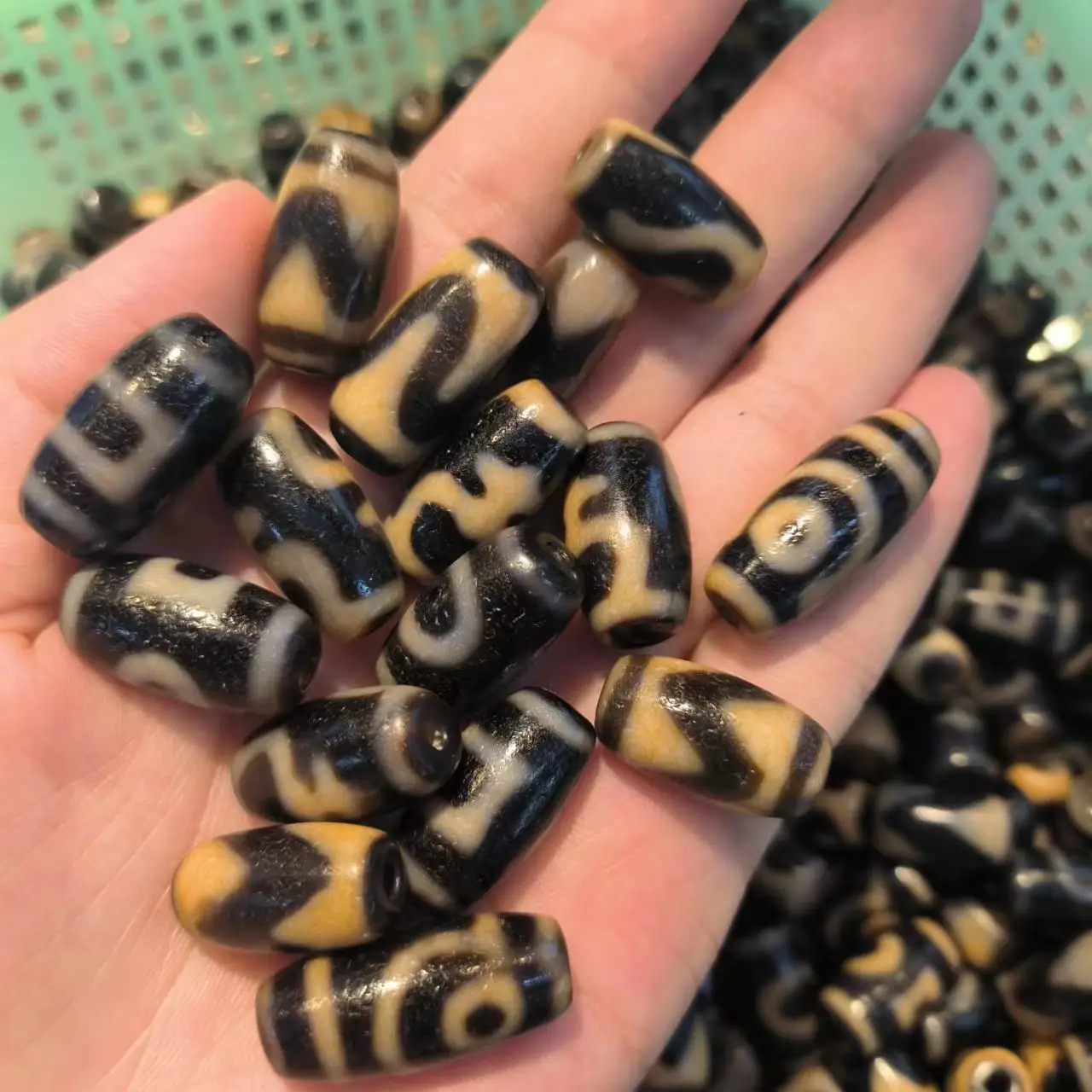 

1pcs/lot Natural Old Agate Dzi Various patterns Black-brown weathered pattern ancient beads folk-custom wholesale precious taki