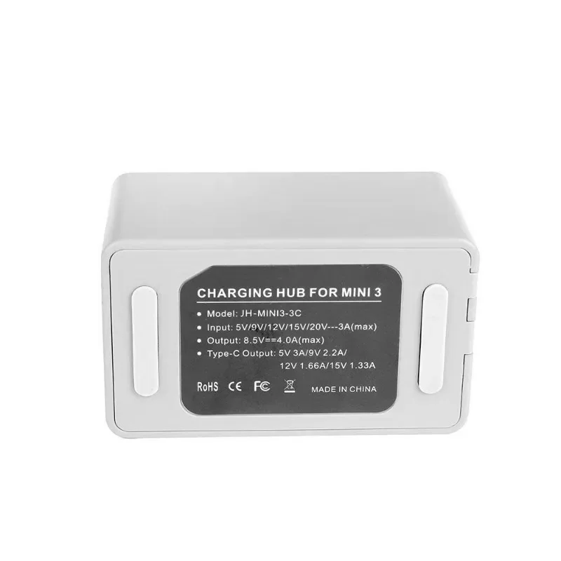 Chargeur 3-en-1 pour DJI Mini 4 Pro, Mini 3 et Mini 3 Pro avec câble USB-C, posé sur une surface plane