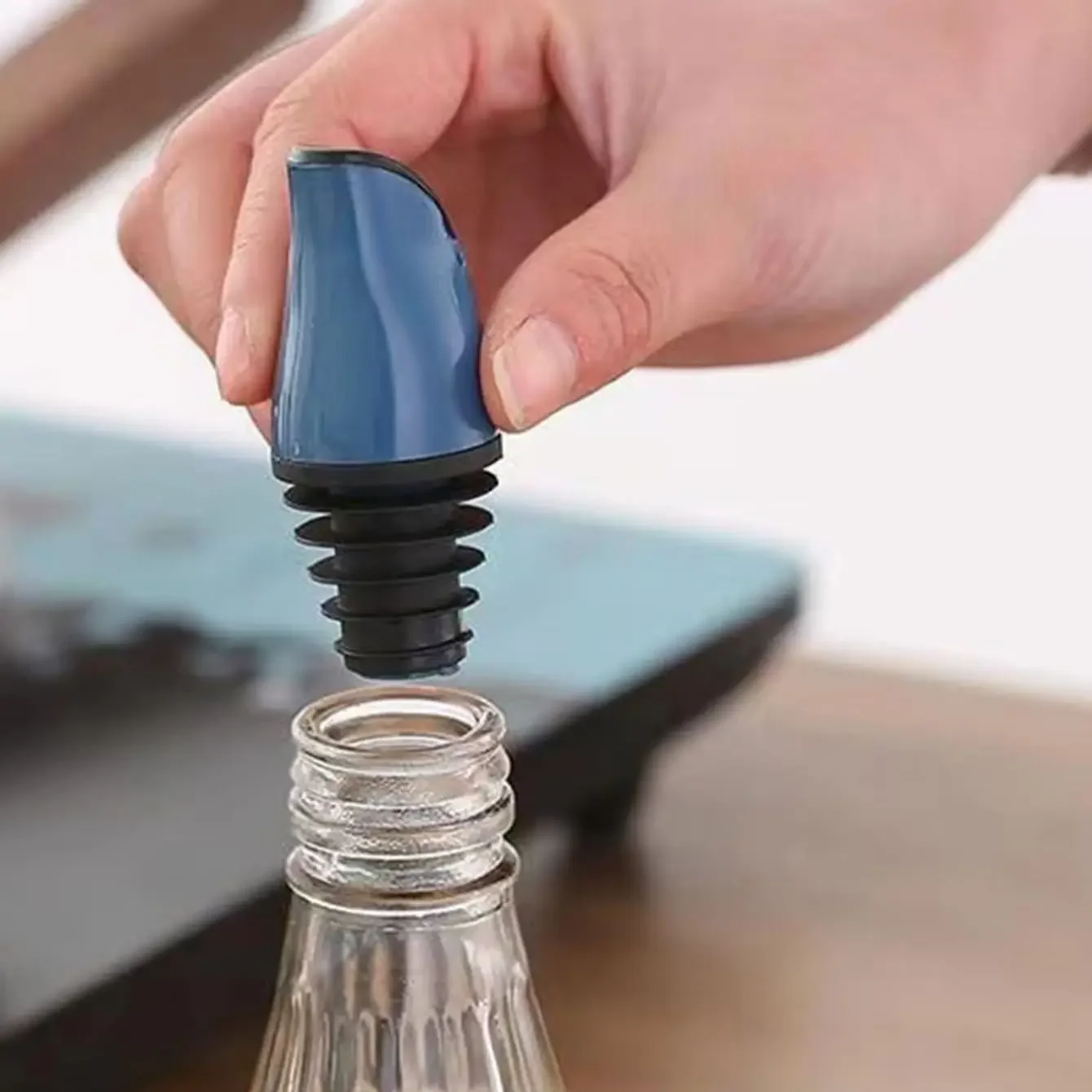 1pc-automatic opening and closing bottle cap, oil nozzle, oil bottle cap, soy sauce bottle head, oil nozzle, opening bottle mout