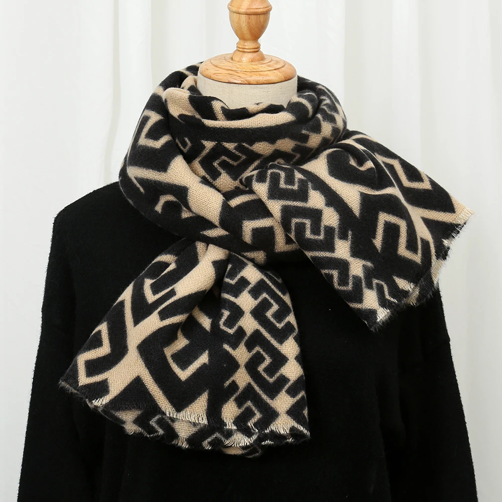 Рисунок 3 - Роскошный брендовый женский зимний шарф