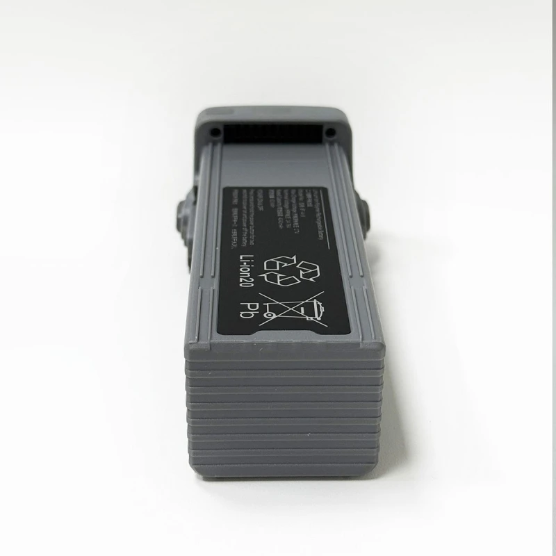Batterie drone DJI compatible légère et durable, tenue en main pour illustrer sa taille réduite.