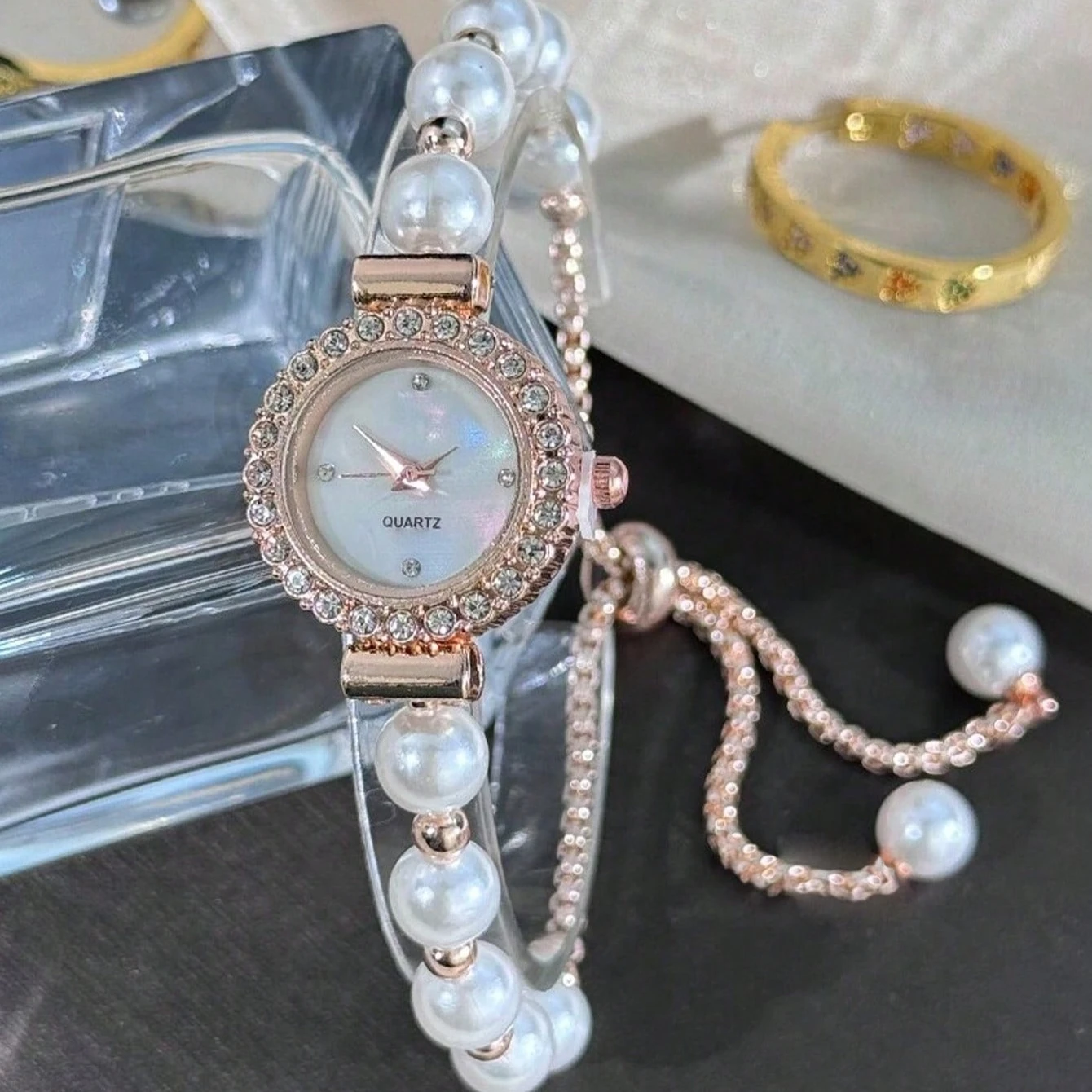 Ladies' white bead bracelet, compact and exquisite with diamond inlaid case, simple rhinestone dial, fashionable quartz watch