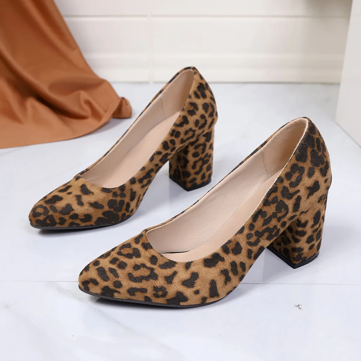 Neue Damen-High-Heels mit spitzer Zehenpartie, flachem Schaft, klobigem Absatz, modische High Heels im Retro-Stil, schlichte Büroschuhe – Detail 21