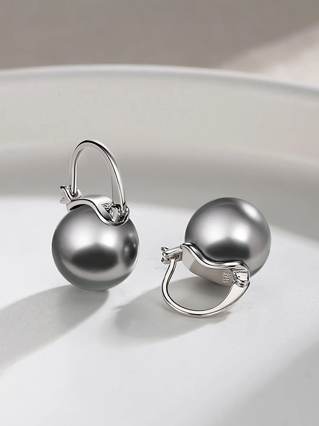 VOBIPY Ohrring aus 925er-Sterlingsilber, schwarze Perlenohrring für Frauen, Hochzeit, Party, Geschenk, Modeschmuck, 10–12 mm Muschelperle – Detail 4