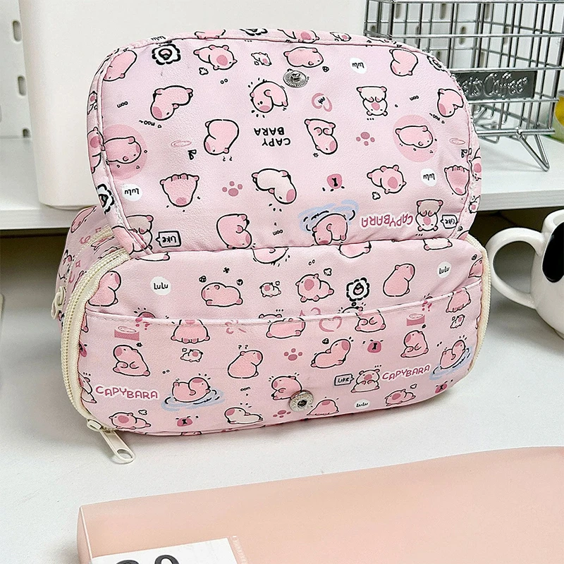 Cartoon Capybara Met Een Roze Pet En Kauwgom Vector Illustratie