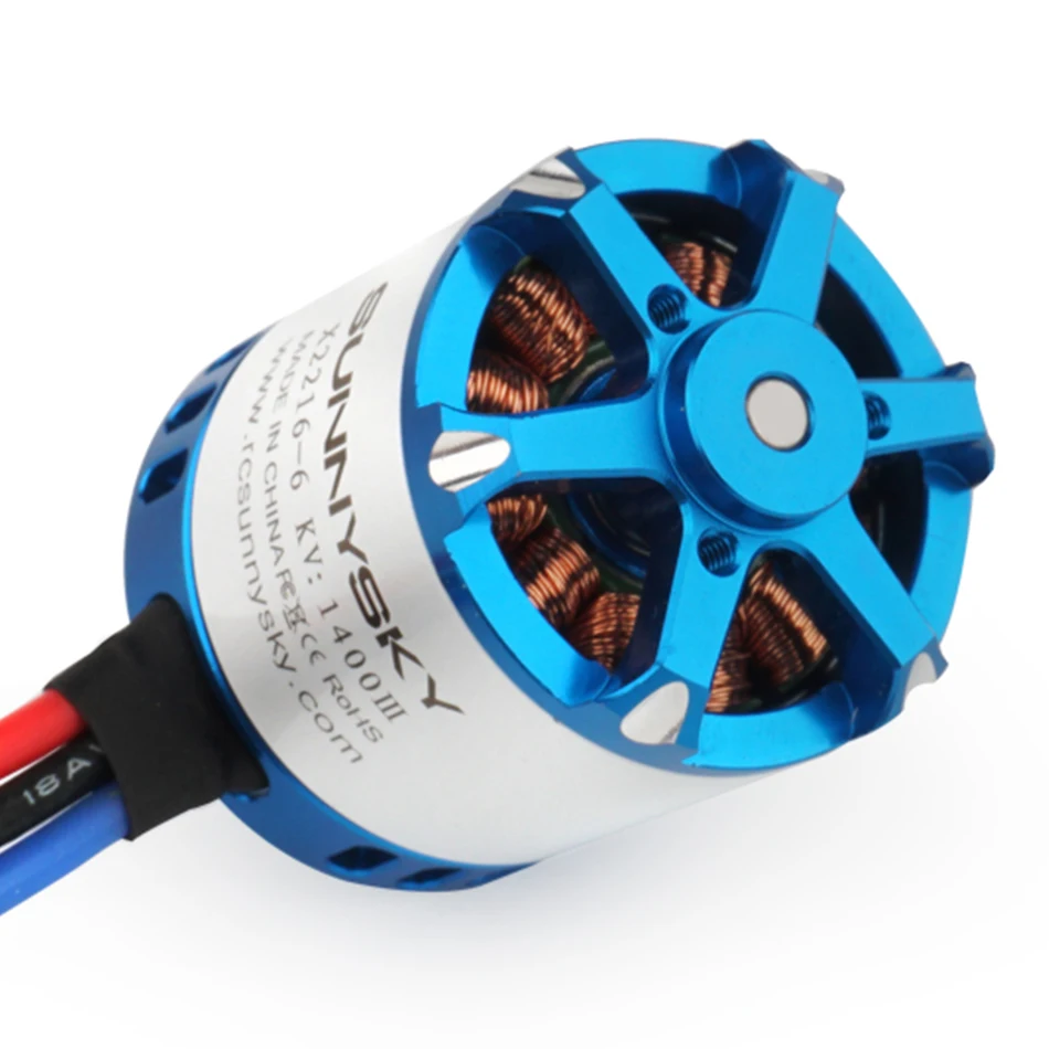 Comparaison de deux moteurs brushless haute performance 2212 et 2216 pour drone FPV, avec leurs câbles de connexion