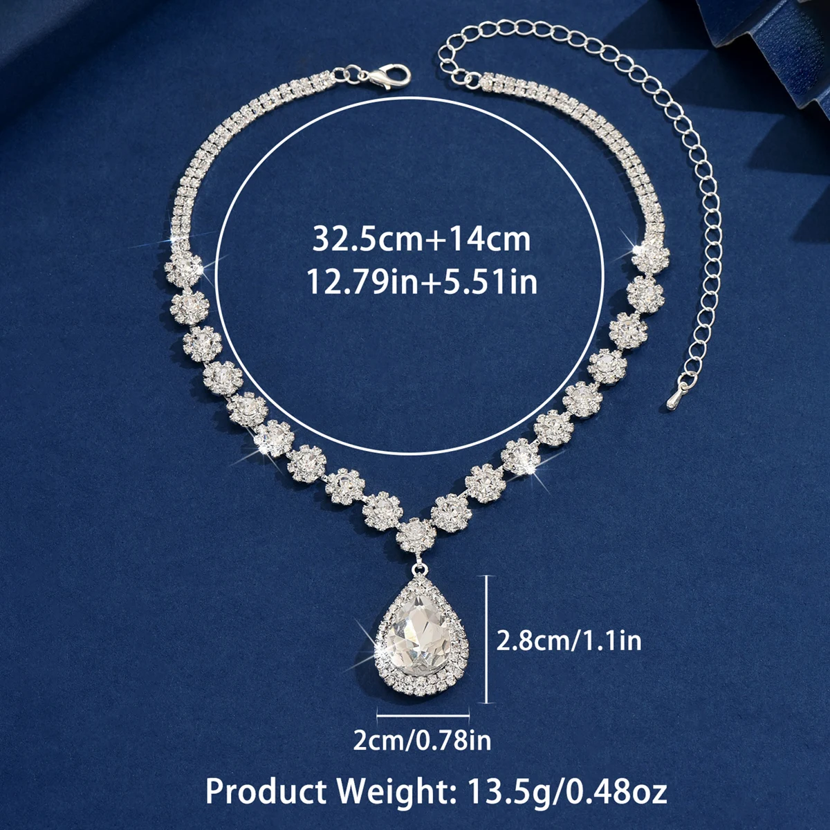 Colar e brincos sendo exibidos juntos