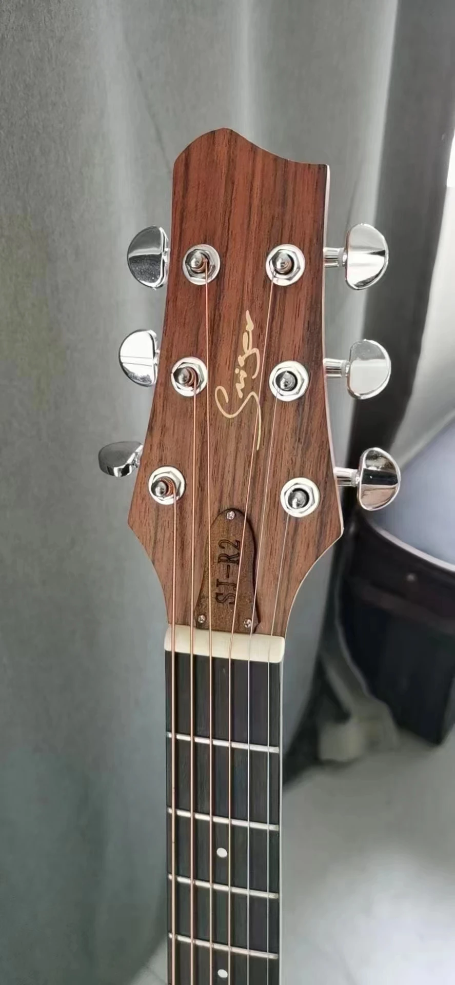 ピックアップ付きエレクトリックセミアコースティックギター、Fホール