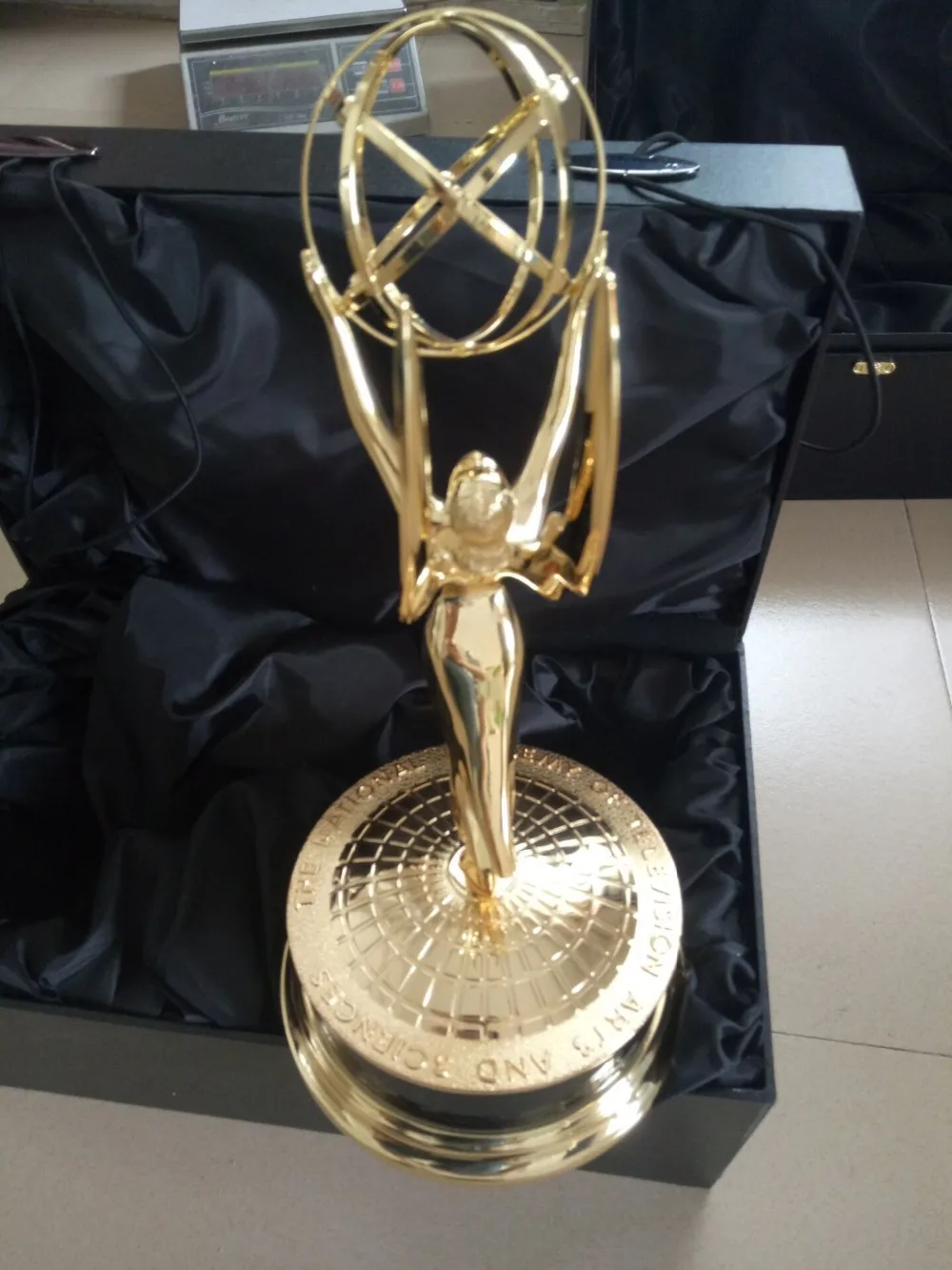 Бесплатная доставка, реальный размер 1:1 39 см, металлический трофей Emmy, прямые продажи с завода, награда Emmy Cup Award, бесплатная доставка