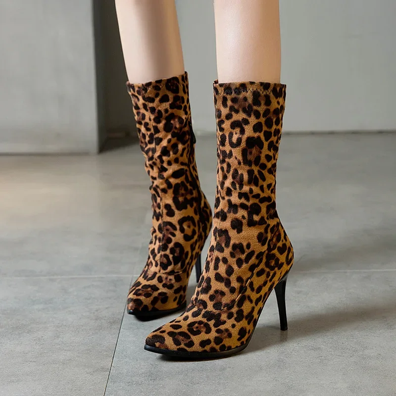 

Ботинки женские облегающие, мягкие эластичные, заостренный носок, высокий каблук, пикантные леопардовые танцевальные туфли, черные, белые, осень