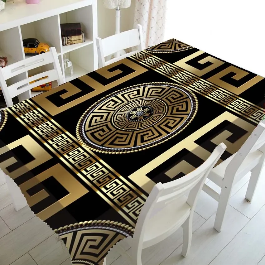 Nappe grecque noire et dorée avec médaillon central