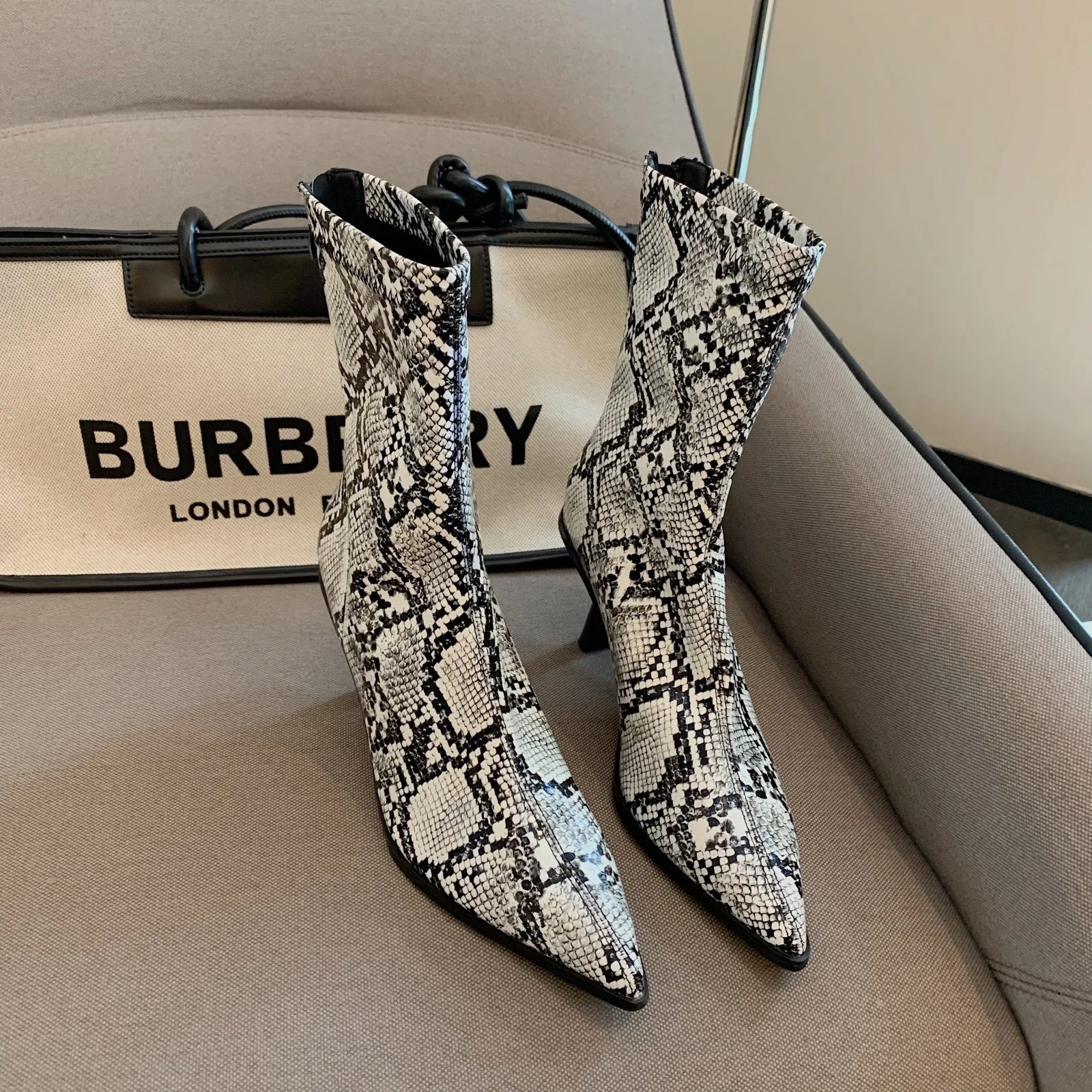 

Новинка 2021, пикантные облегающие Женские ботинки в европейском и американском стиле со змеиным принтом и острым носком, каблук для женщин