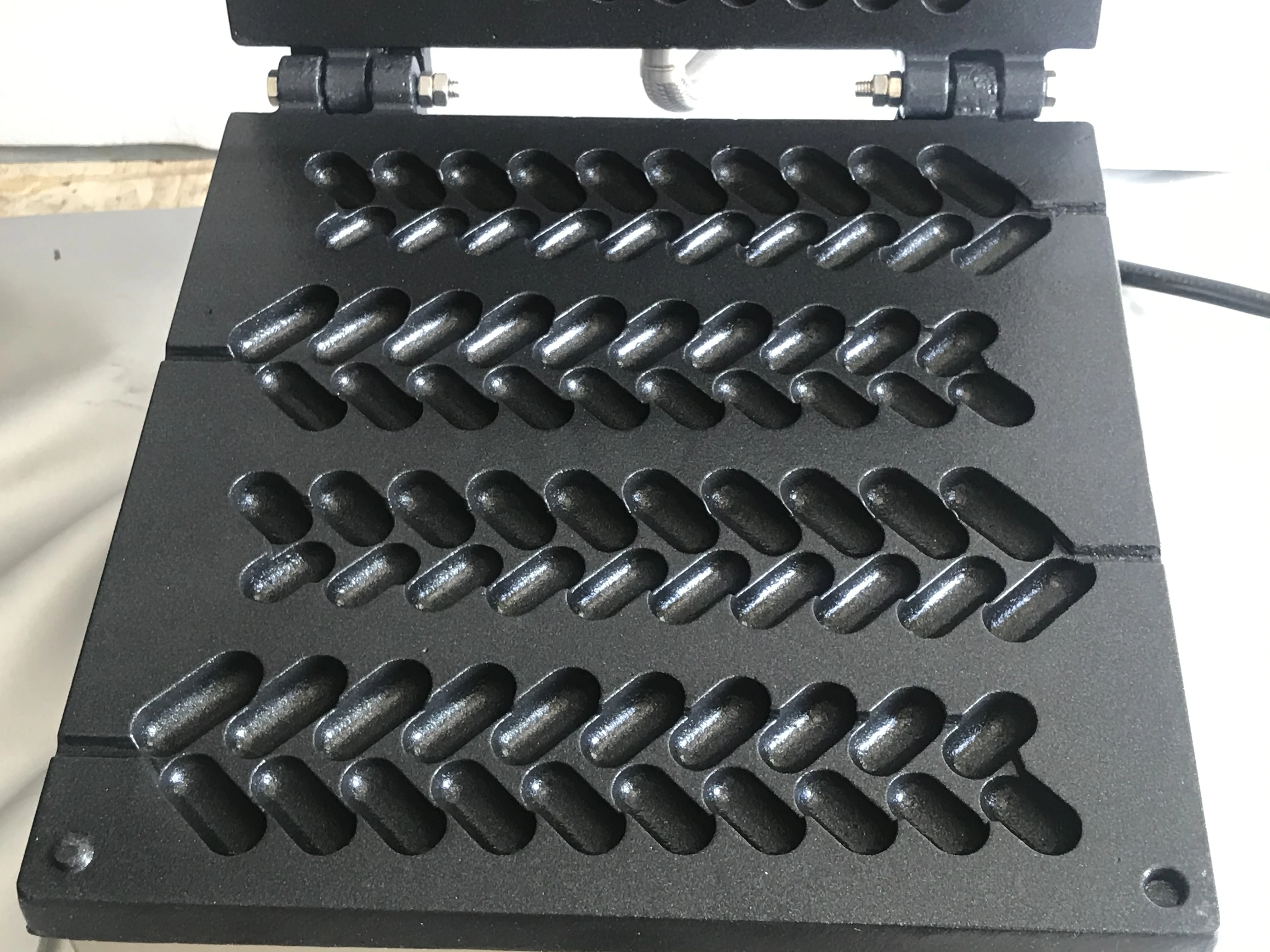 Commercial-Grade 4-in-1 Electric Baker – Perfect for Pine Tree Cakes, Leaf & Lolly Waffles