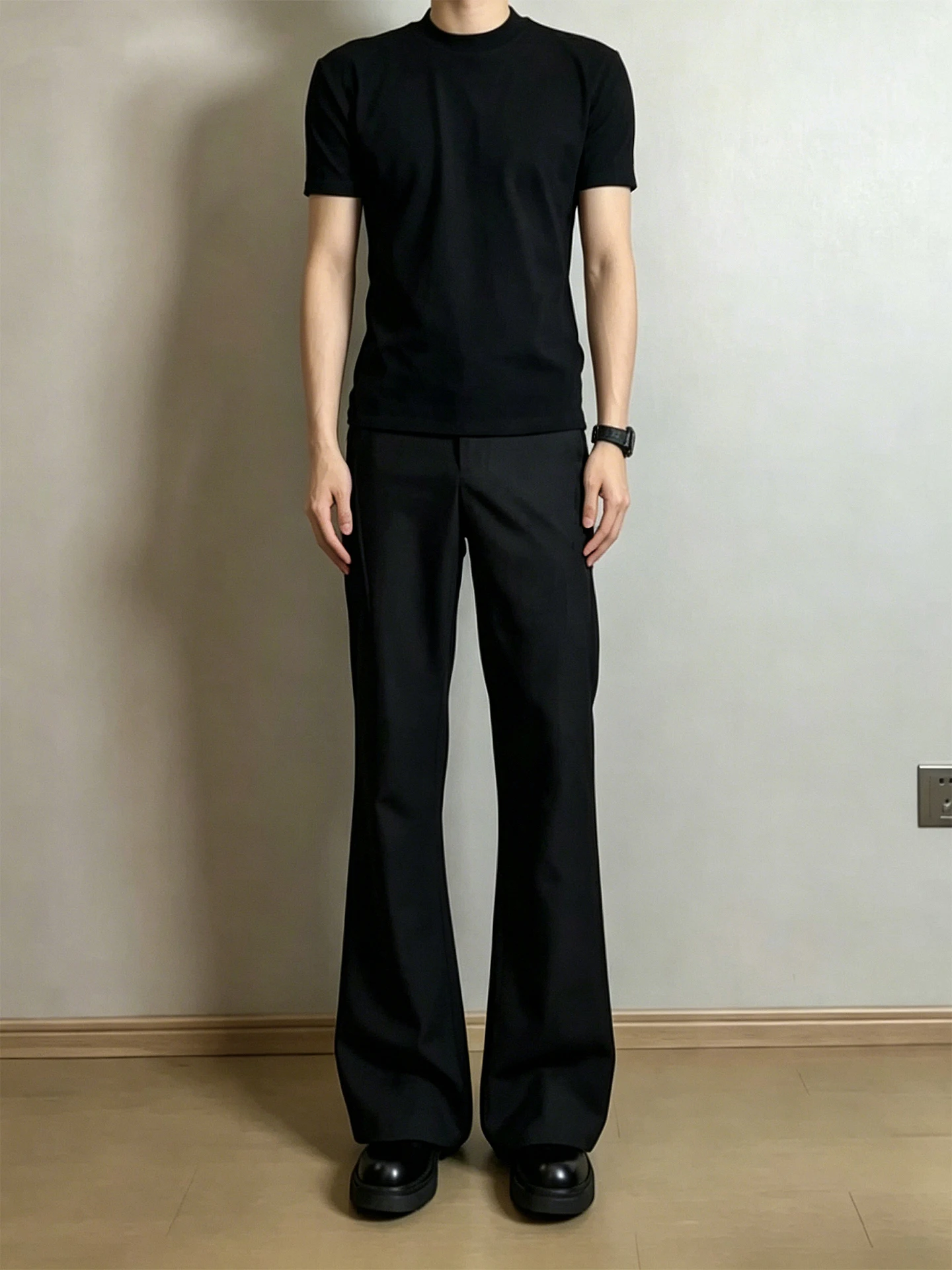 클린핏 블랙 반팔 티셔츠와 스트레이트 레그 마이크로 플레어 팬츠 남성 여름 OOTD 캐주얼 스포츠웨어 세트 (원세트)