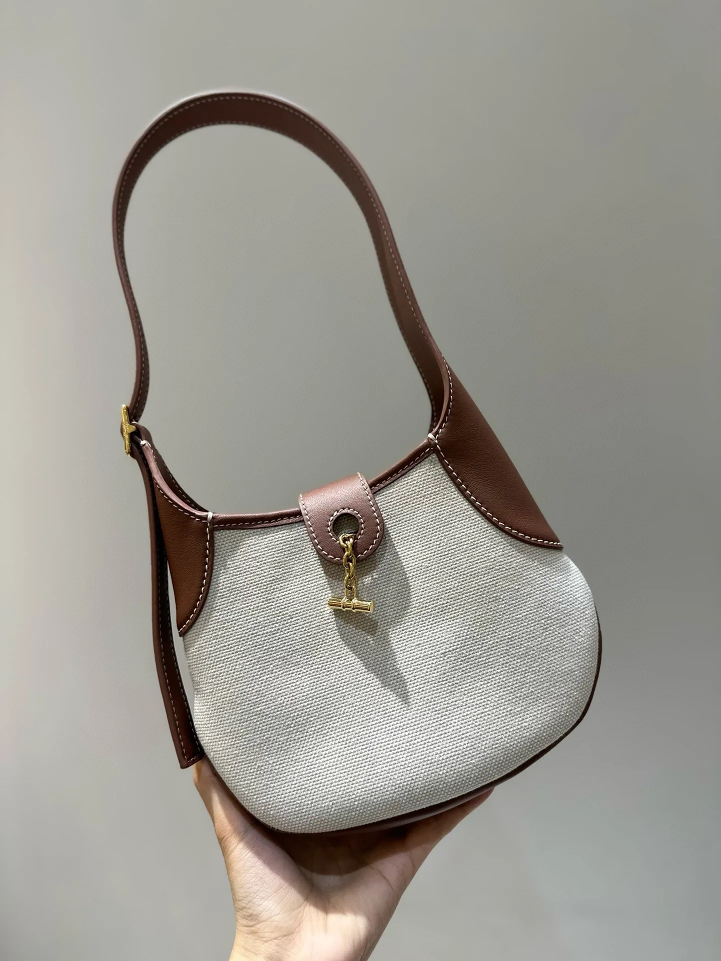 thumbnail image 1 of Bolso de lona nuevo 2024 para las axilas con bandolera de piel de vaca original italiana, bolso sencillo y de alta calidad, 1 of 4