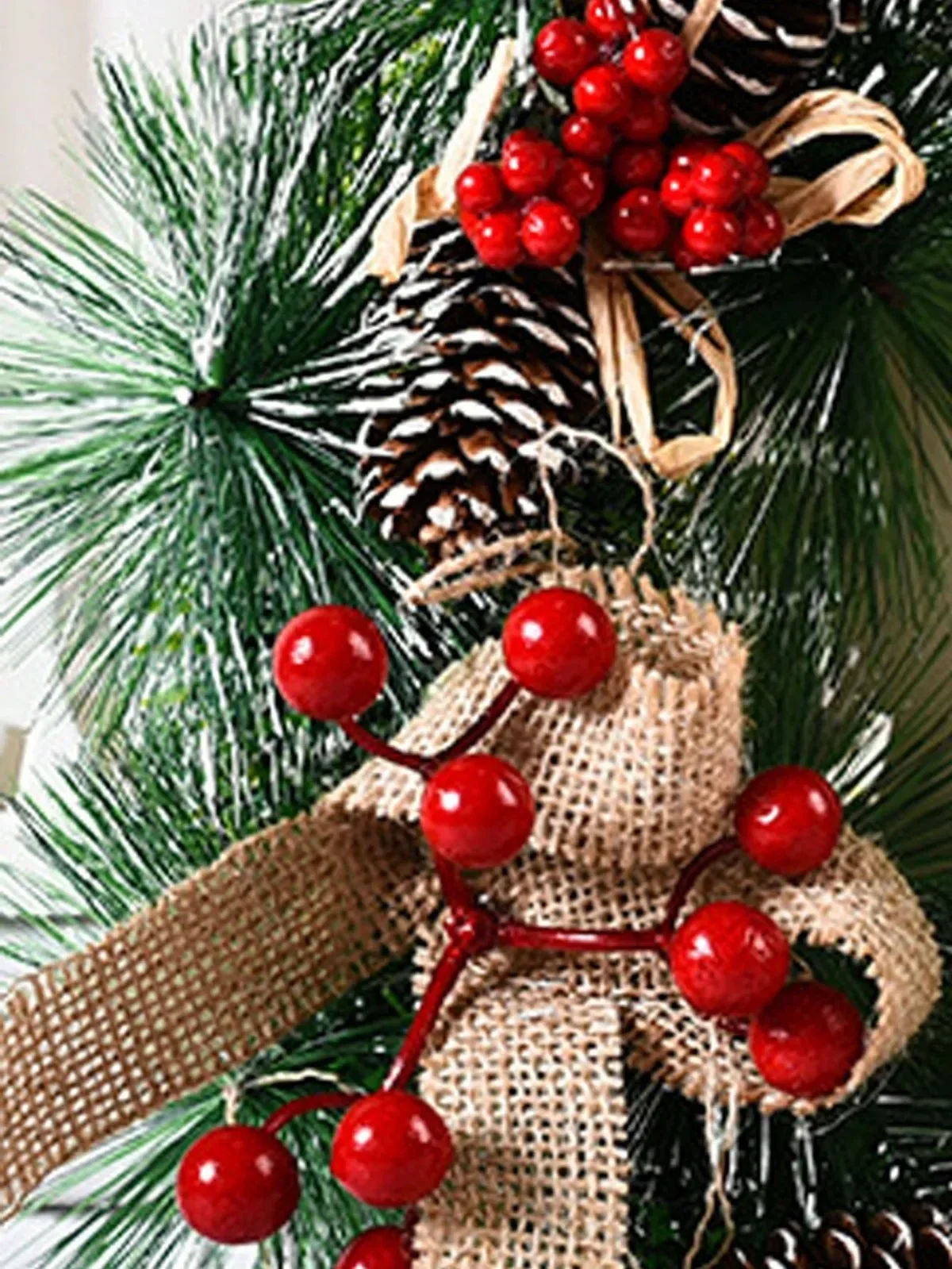 Julkrans för ytterdörr med kottar och snöflingor_voghion.com