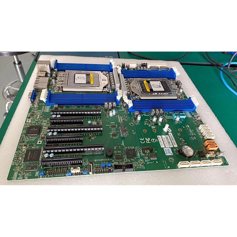 Рисунок 3 - Процессоры AMD EPYC 7742 с супермикрокожей