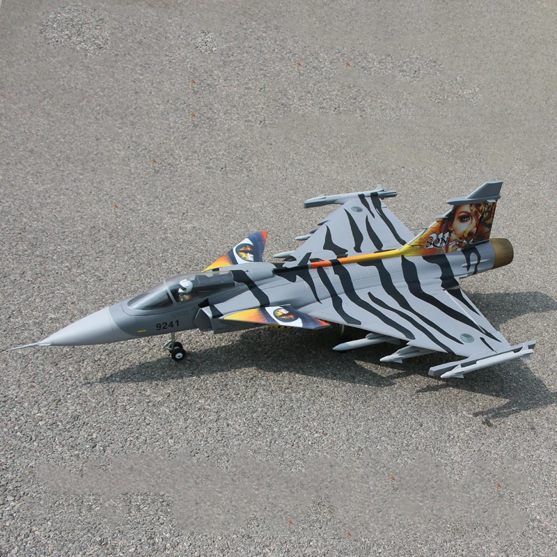 Avion RC Gripen EDF 70mm 6S PNP en vol, train d'atterrissage rétracté