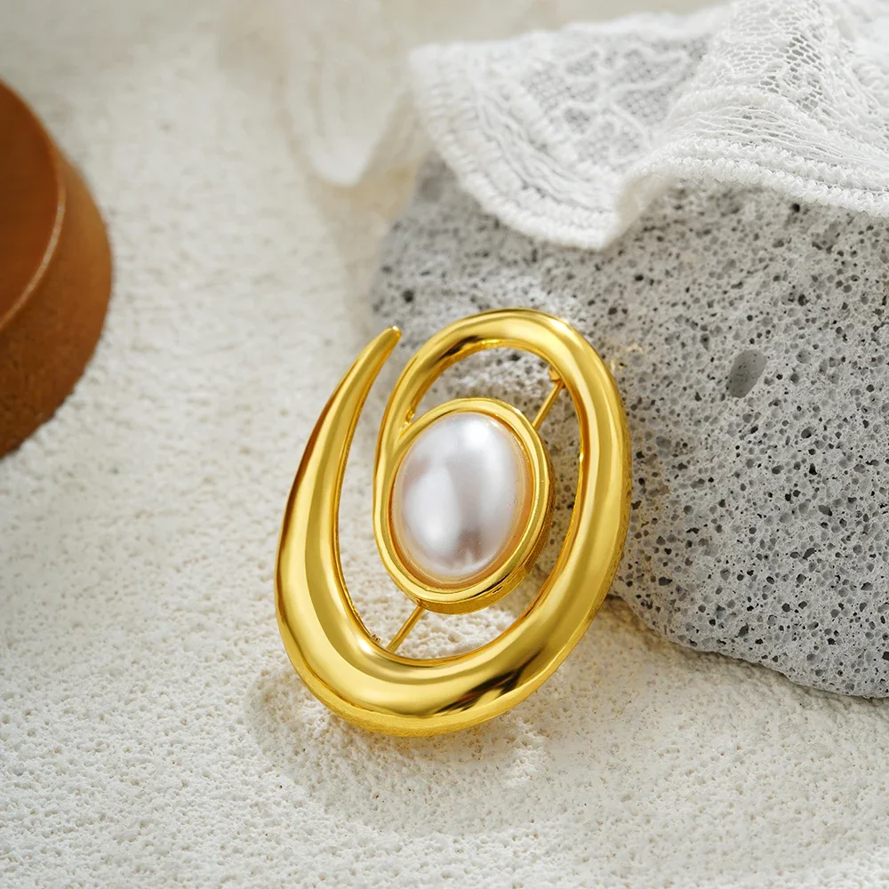 Pearl Brooches for Woman Luxury Geometric Irregular Rotate Hollow White Beads Brooch Formal Dress Suit Jewelry Accessories 2025