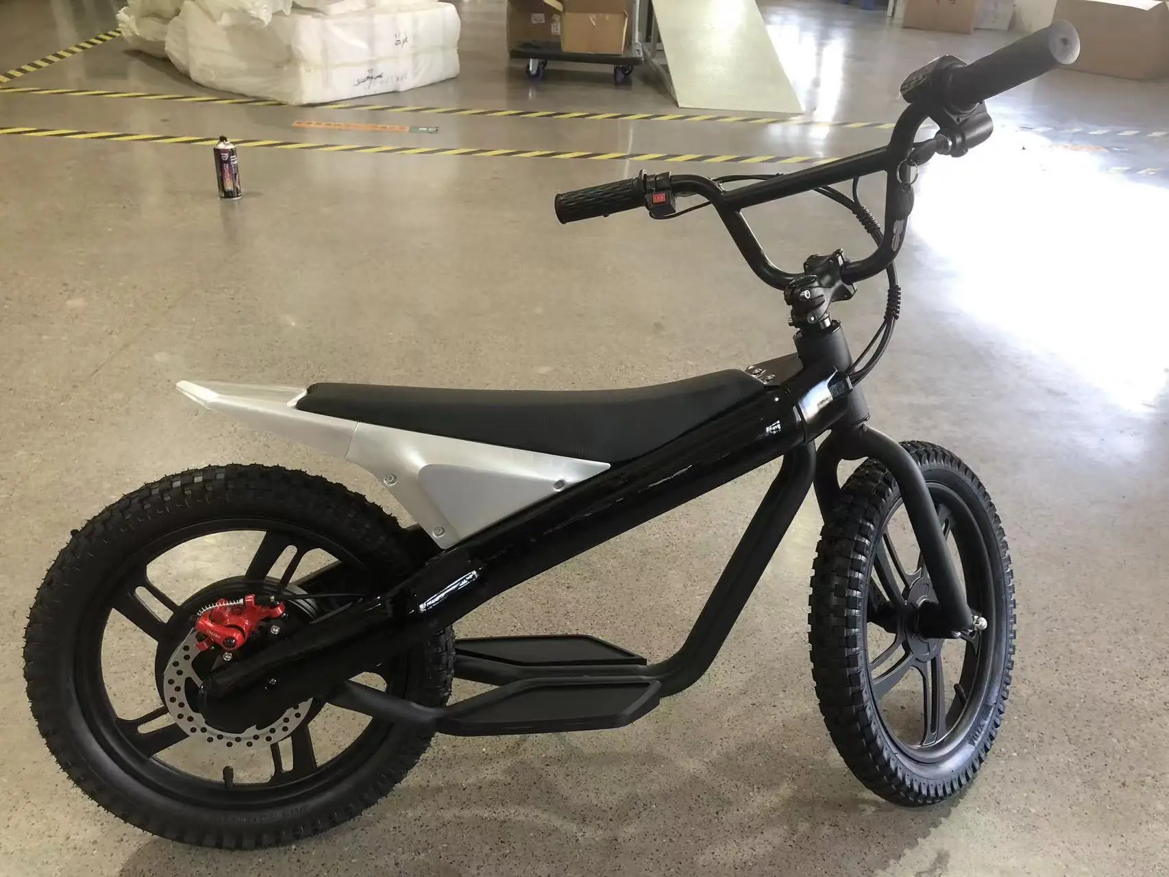 16-inch electric motorcycle, children's electric balance car, children's motorcycle, lithium battery 24V6ah.