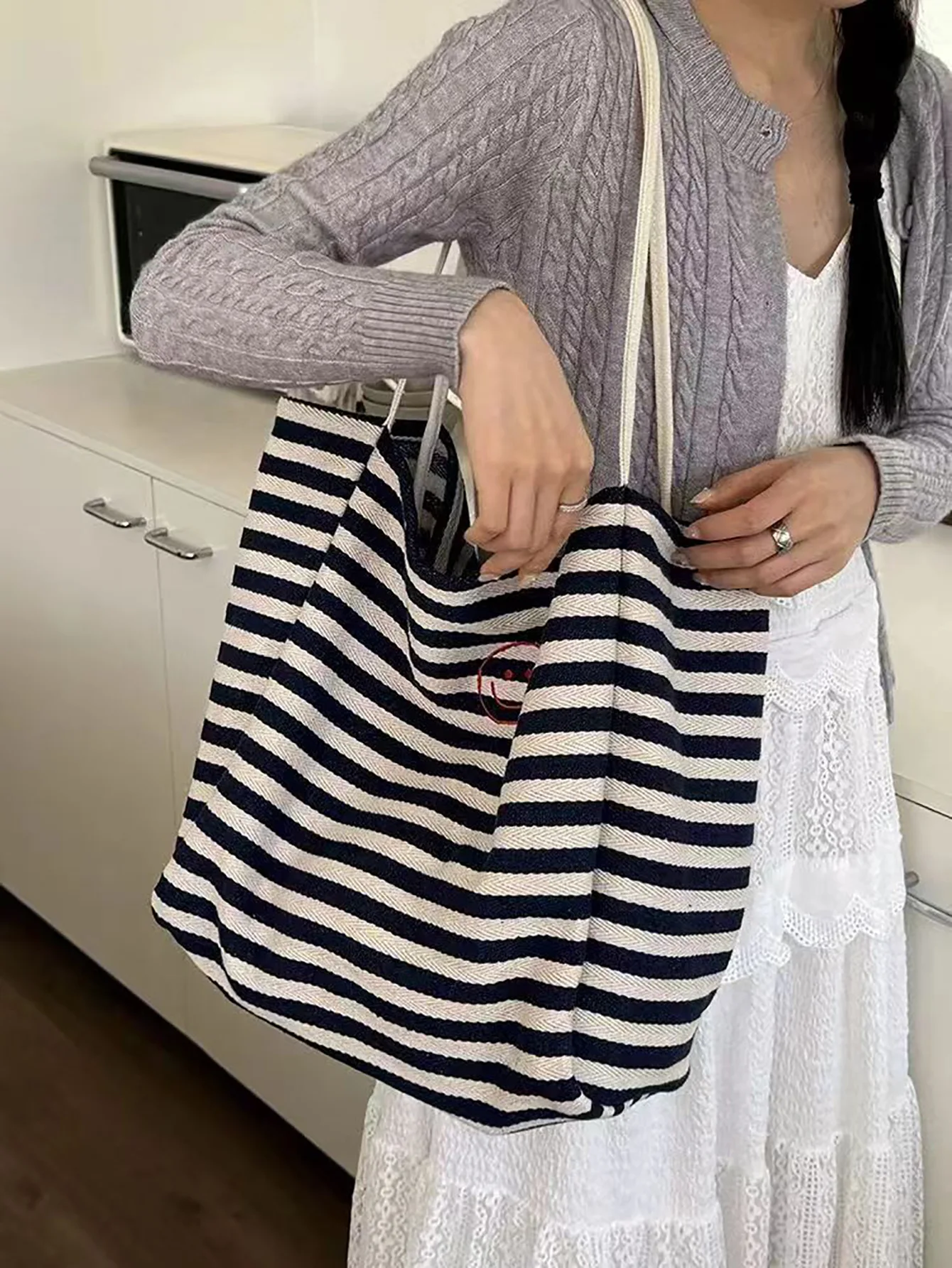 

Leisure Large Capacity Canvas Bag Women's Bag 2024 New Simple Striped Tote Bag Student Class Shoulder Bag