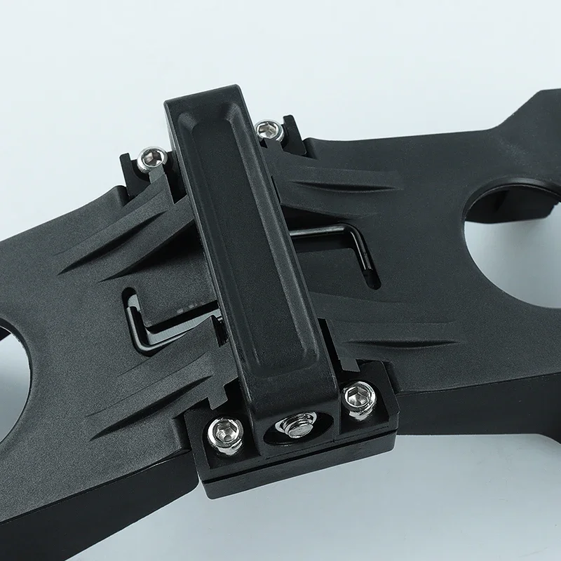 Accessoires agricoles : clips d'hélice drone DJI installés sur un drone en vol.