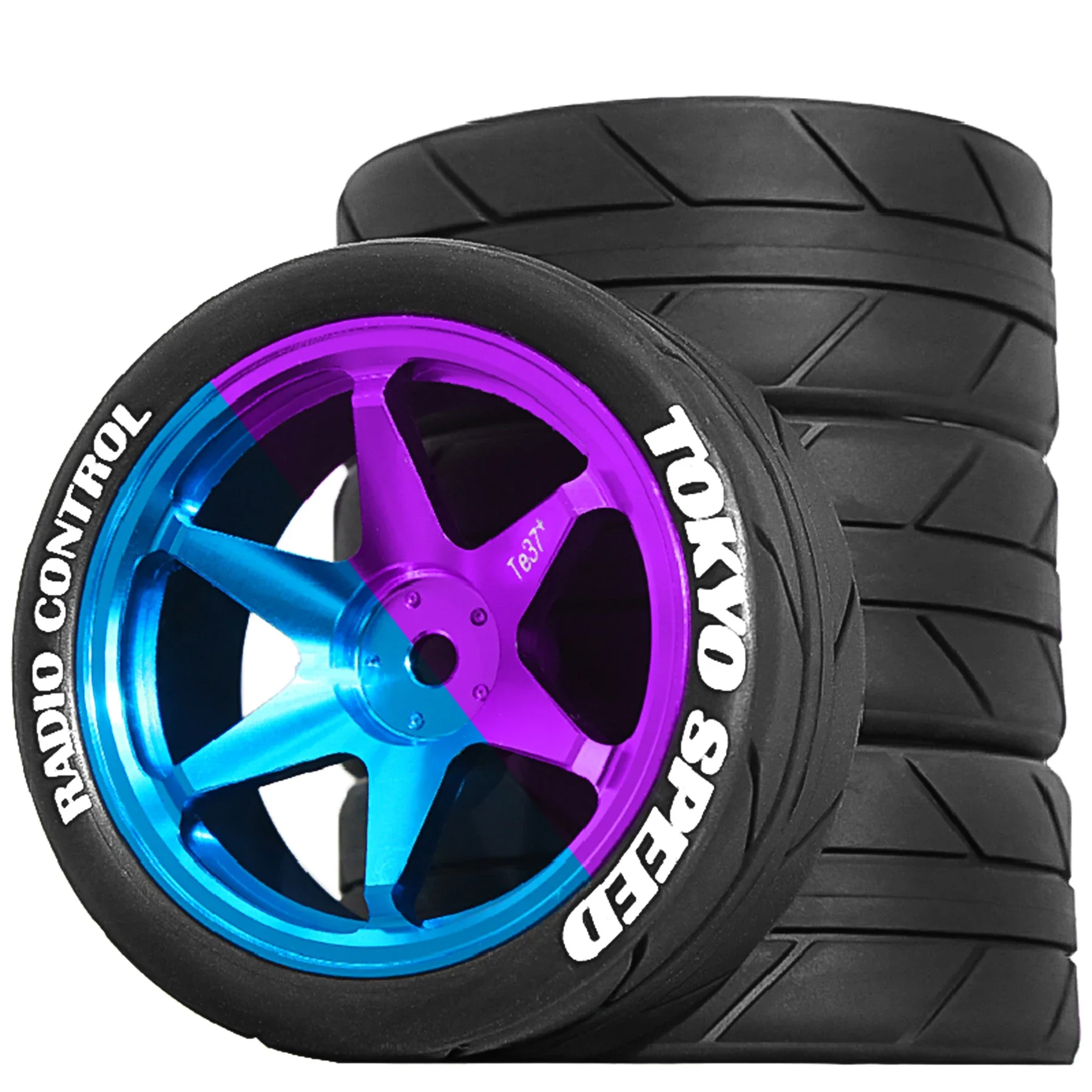 Gros plan sur un pneu de rechange pour voiture RC 1/10 de couleur titane, montrant les sculptures.