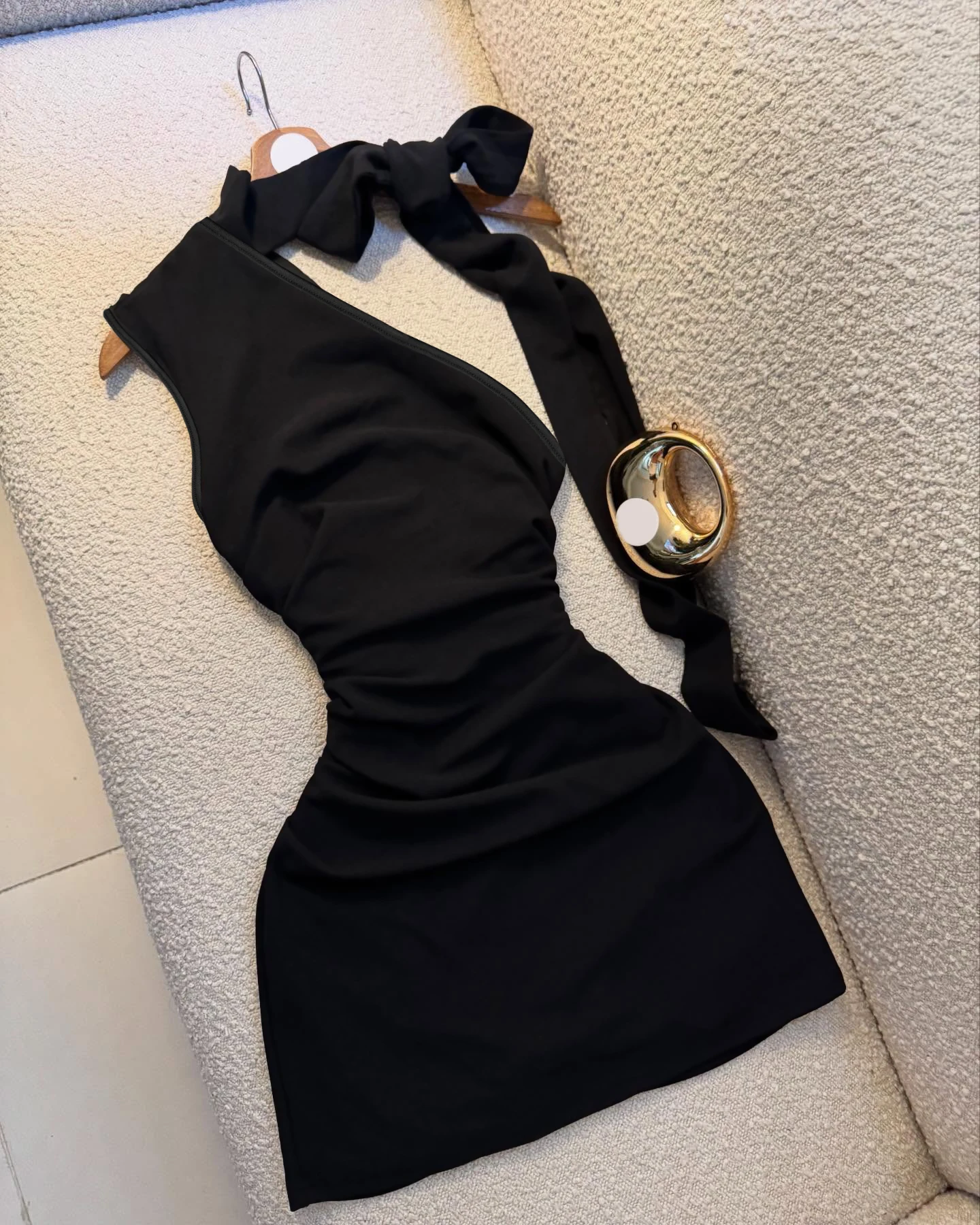 Robe noire asymétrique à col halter avec nœud, plissée et ajustée, courte, idéale pour les sorties quotidiennes et attirant l'attention, une petite robe noire sexy pour les rendez-vous