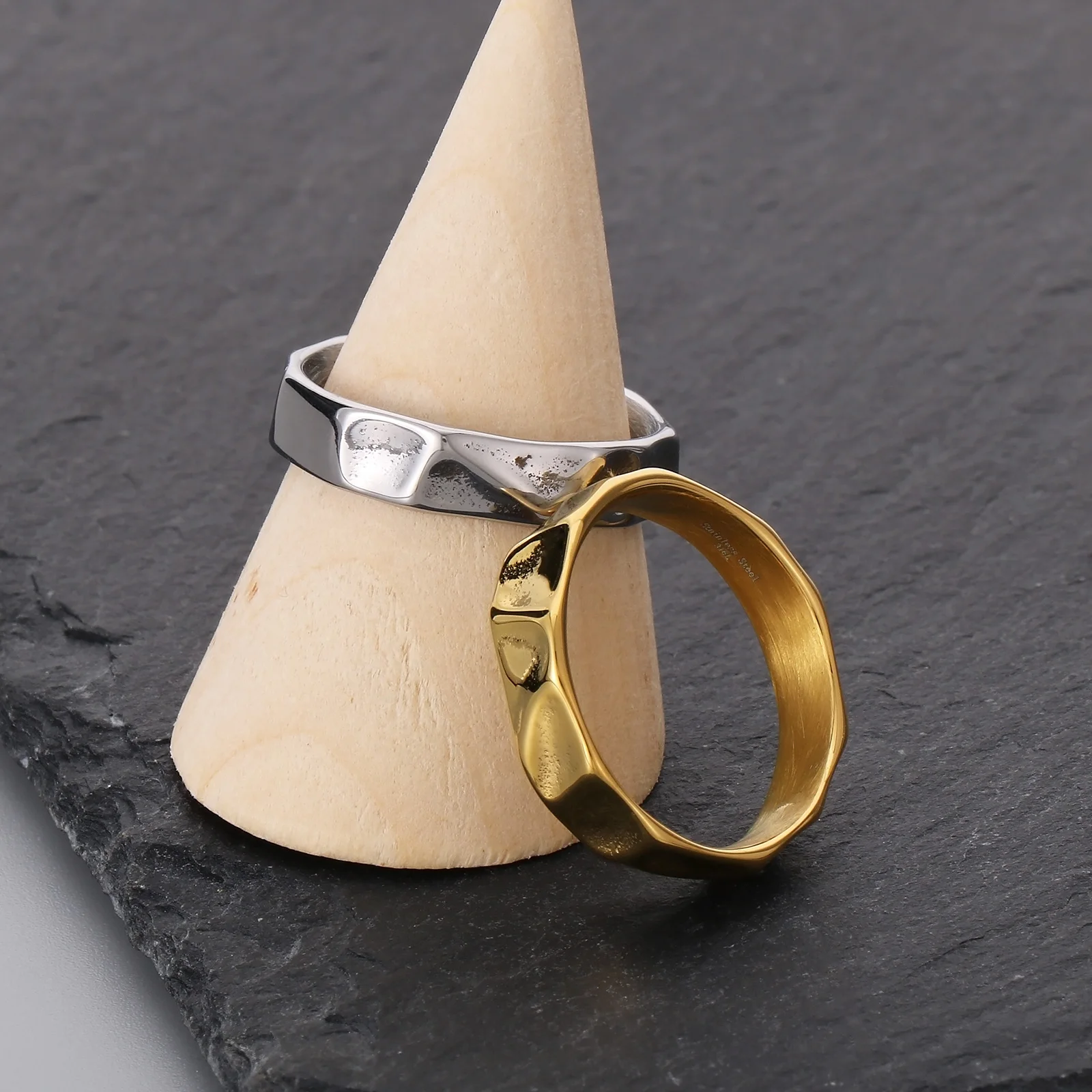 Anello elastico con cornetto smaltato lilla in acciaio inox