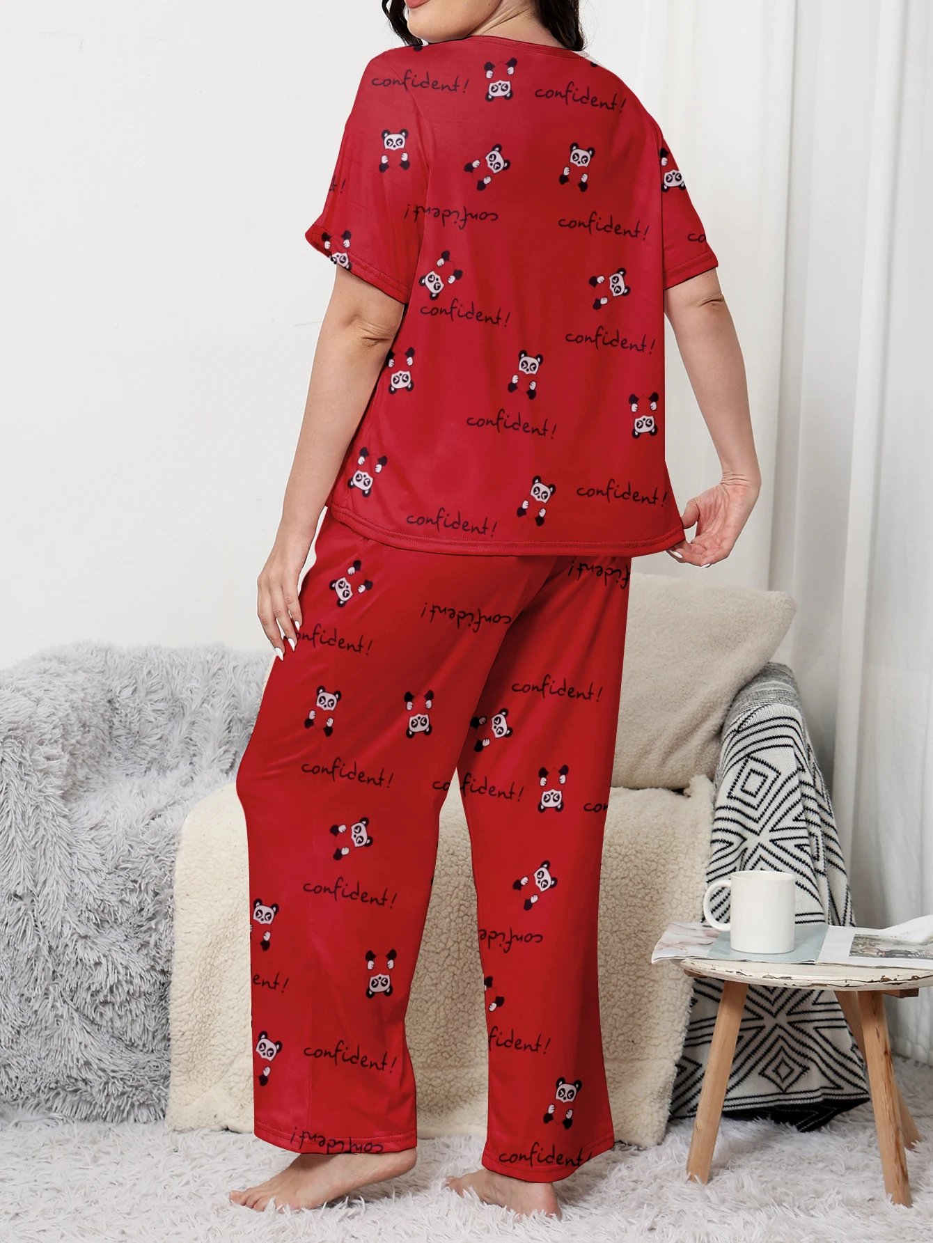 Plus size pajama set, short sleeved and long pants, comfortable and slightly loose. Home wear can be worn externally in sizes