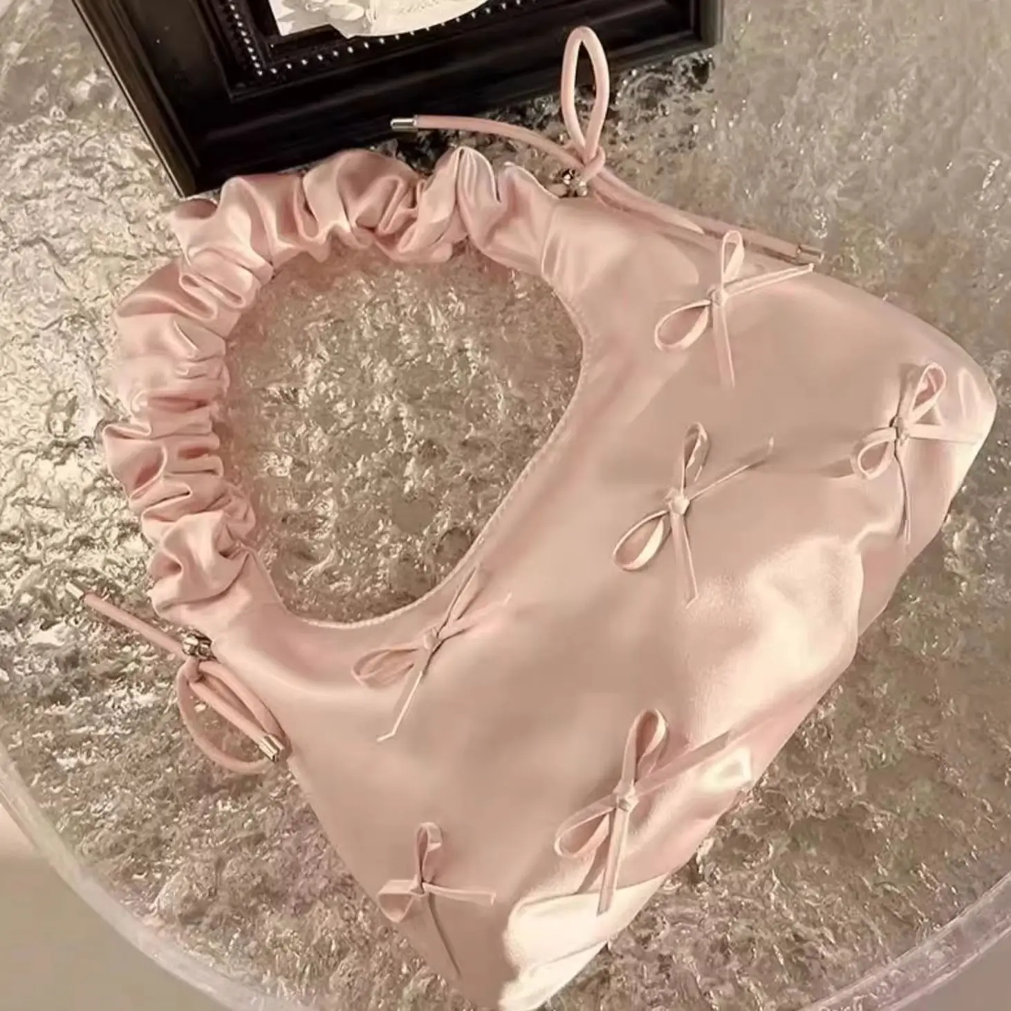 Borsa a Tracolla a Mezzaluna in Raso con Fiocco Stile Coquette per Donna, con Manico Arricciato - immagine 3