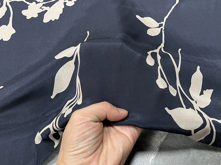 

Crepe De Chine High Quality Real Silk Clothing Fabric Dark Blue Sole Creamy-white Flower Spray Painting Designer Dress