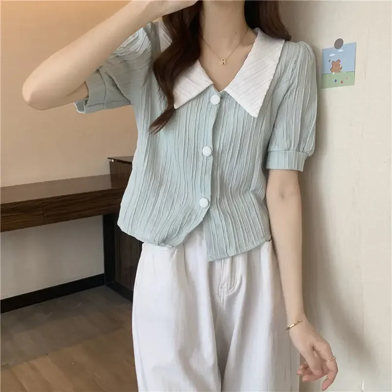 Koreanisches kontrastfarbenes Kurzarmhemd mit Puppenkragen für Frauen im Sommer, neues schickes Hemd-Design, süßes Nischenoberteil – Detail 3