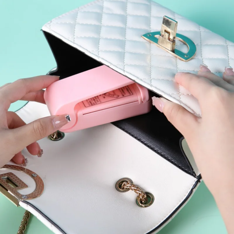 Portable-Bag-Heat-Sealer-Plastic-Package-Storage-Bag-Clip-Mini-Sealing-Machine-Handy-Sticker-Seal-for.jpg Hordozható Táska Hőhőzési Tömítés Műanyag Csomagoló Klip Mini Tömítőgép Praktikus Matrica Pecsét Élelmiszer Snack Konyhai Eszközökhöz - Image 6