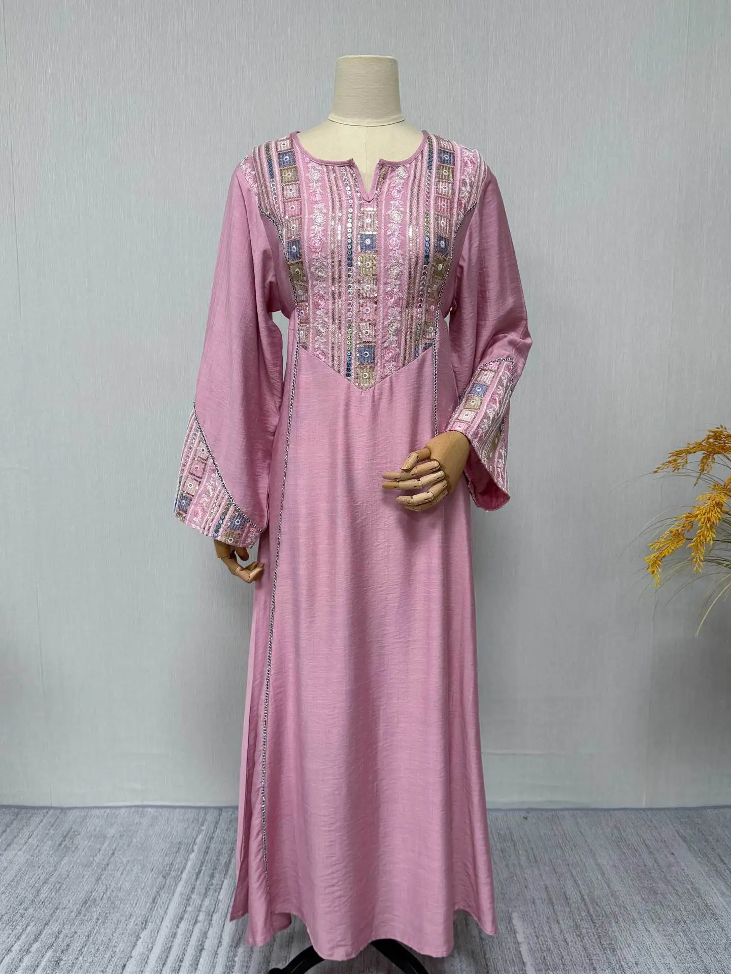 جلابية بألوان باستيلية بتطريز ناعم