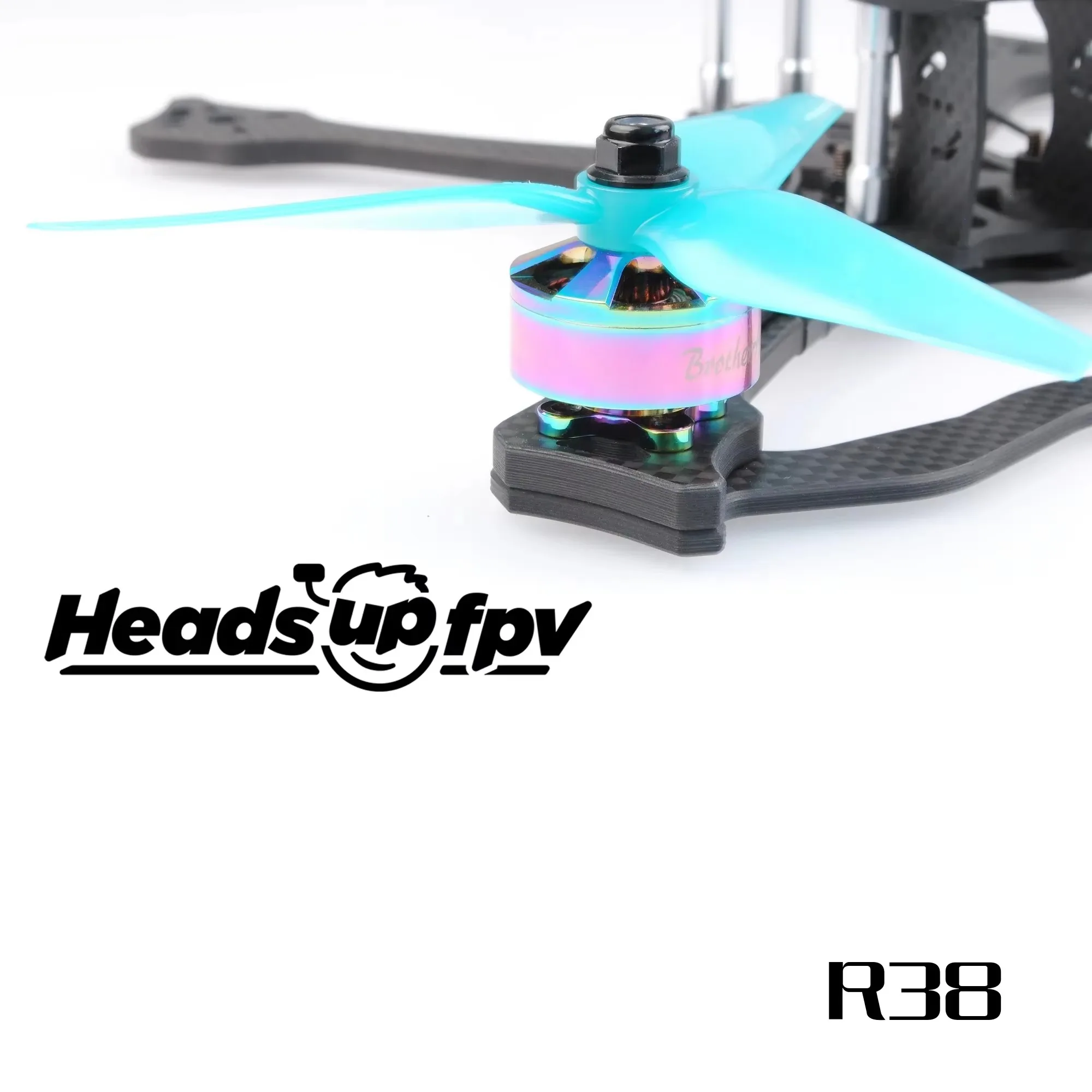 Gros plan sur une hélice HQ R38 montrant le profil aérodynamique et la finition lisse, idéale pour compétition FPV.