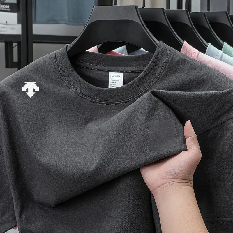 Luxuriöses Herren-T-Shirt aus 100% Baumwolle mit Minimaler Pfeil-Stickerei auf der Schulter, Hautfreundlich, Weich, Kurzarm, für Alltag und Outdoor-Sport