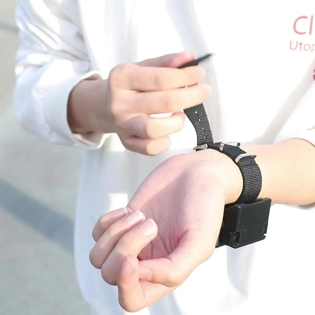 Utilisateur ajustant les paramètres sur le bracelet de poignet pour DJI Osmo Nano avec contrôle tactile et surveillance en temps réel.