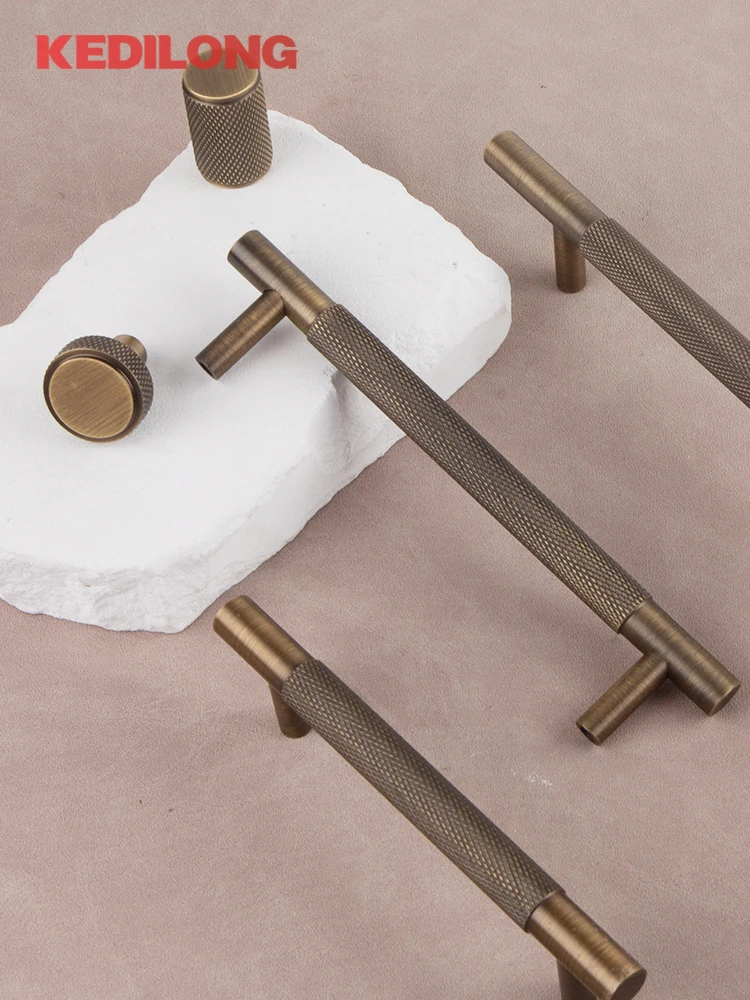 มือจับทองเหลืองแท้สไตล์ยุโรปแบบเรโทรลายกนูลิงสำหรับตู้ครัว มือจับรูปตัว T สีทองเหลืองโบราณ มือจับลิ้นชักทองแดงแบบยาว 1