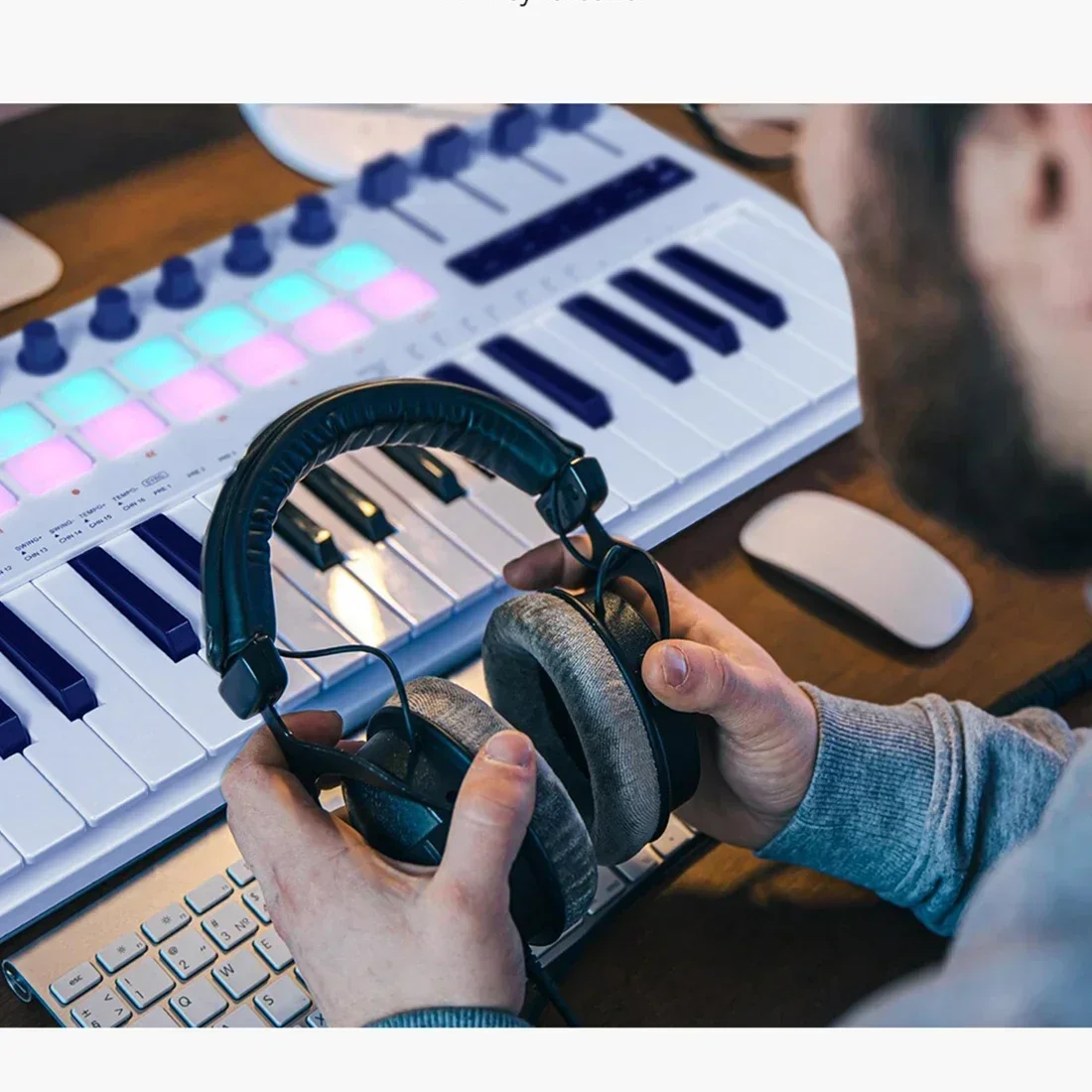 MIDI Keyboard M-VAVE SMK-37 Pro 37 Key MIDI Controller With Built-in Synth Engine 8 Knobs + 16 RGB Pads