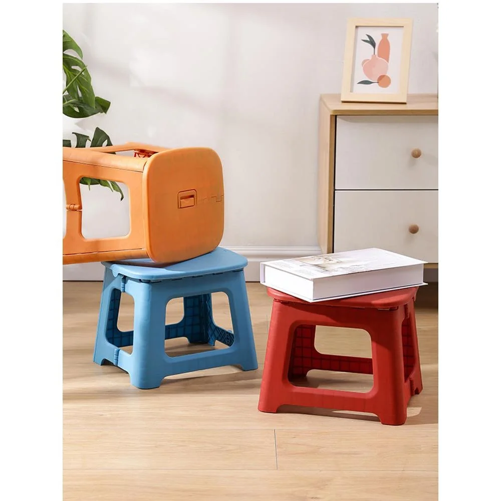 튼튼하고 휴대 가능한 야외 캠핑용 플라스틱 접이식 스툴, 공간 절약형 낮은 등받이 의자 (여행 및 피크닉용)
