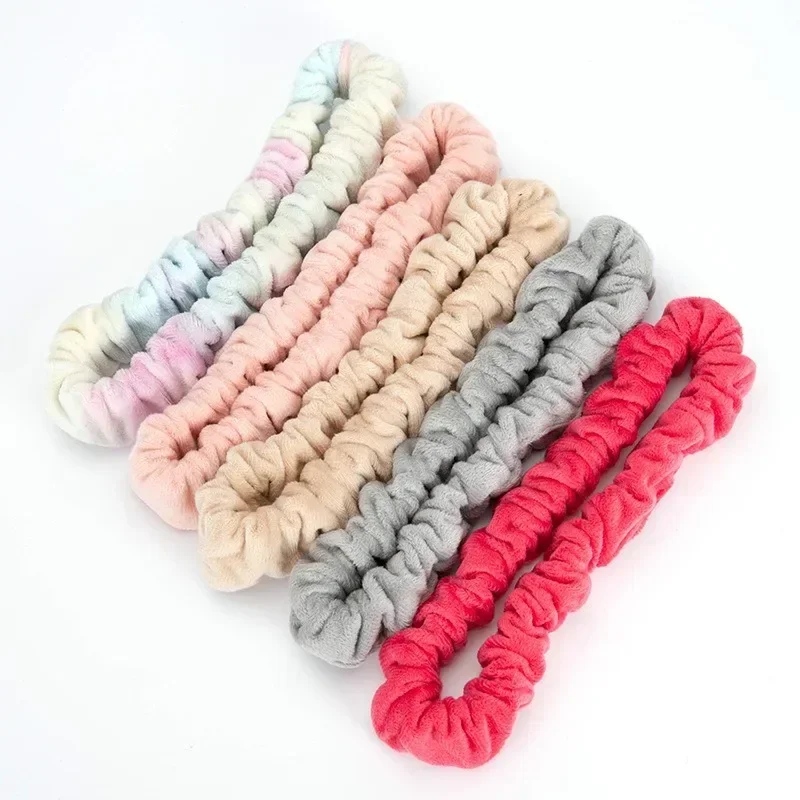 다목적 게으른 사람들을 위한 탄성 머리띠. 머리띠는 간단하고 다재다능합니다.