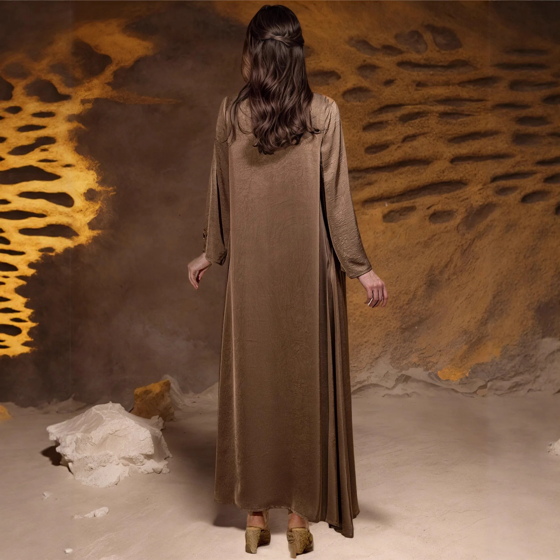 جلابية نسائية طويلة بلون بني مطرز