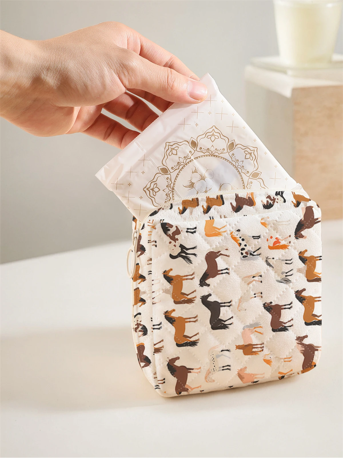 1 portable sanitary napkin storage bag, made of horse pattern and diamond mesh material, lightweight women's tissue bag