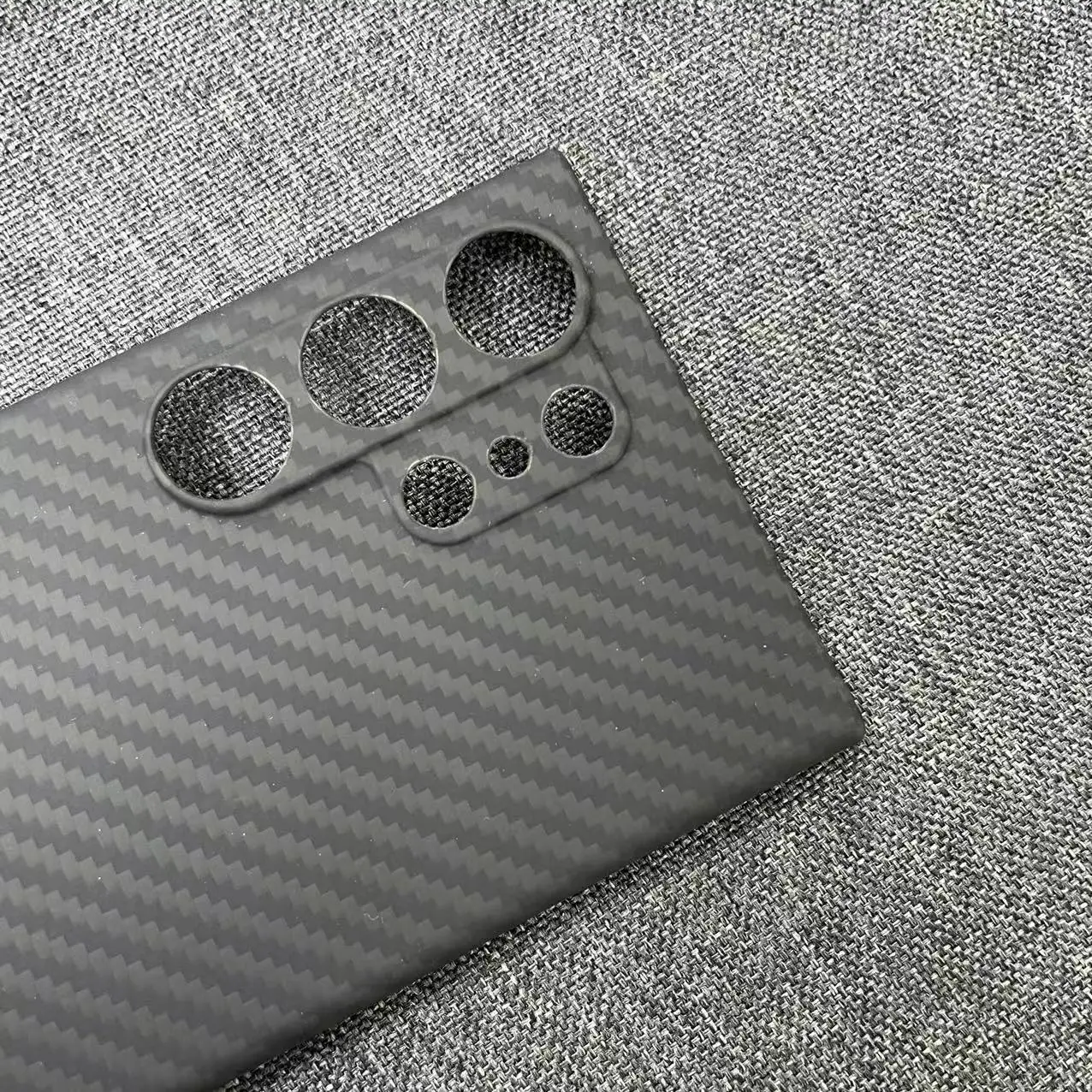 AKATIP Aramid Fiber Carbon Finish Magnetic Luxurious Shockproof Case