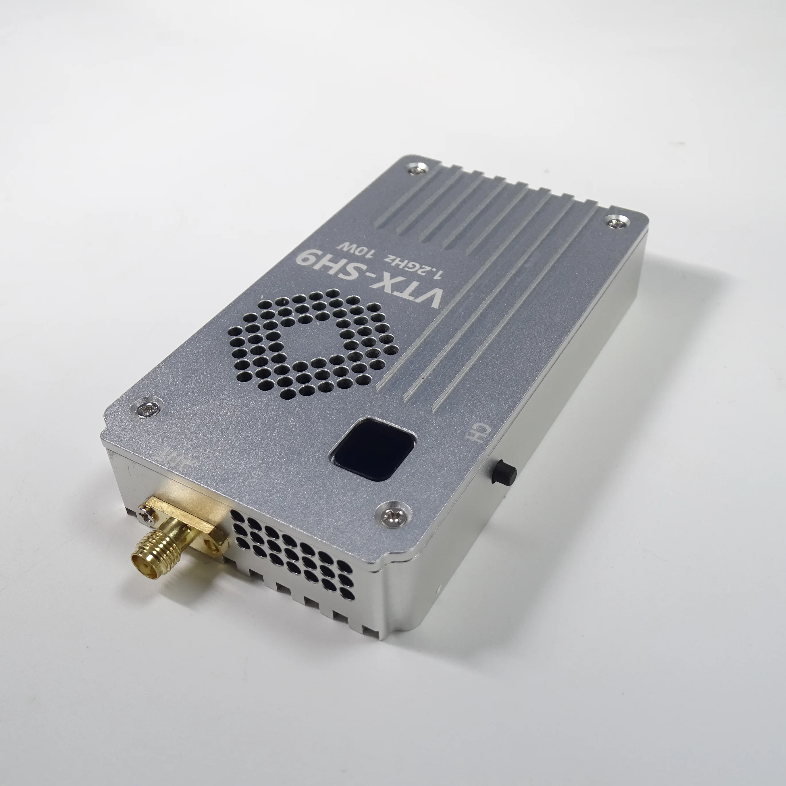 VTX-SH9 1.2GHz 10W émetteur vidéo FPV analogique ultra longue portée 8CH installé sur un drone avec antenne